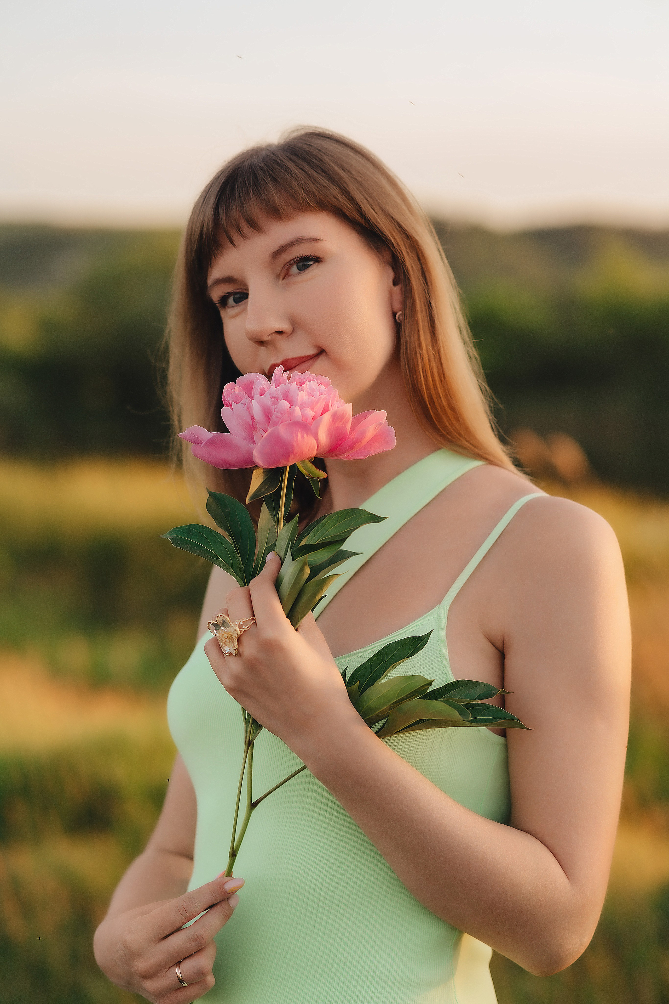 Анастасия | Съемка на закате с букетом пионов. Фотограф Карина Шмулёва. Воронеж и область