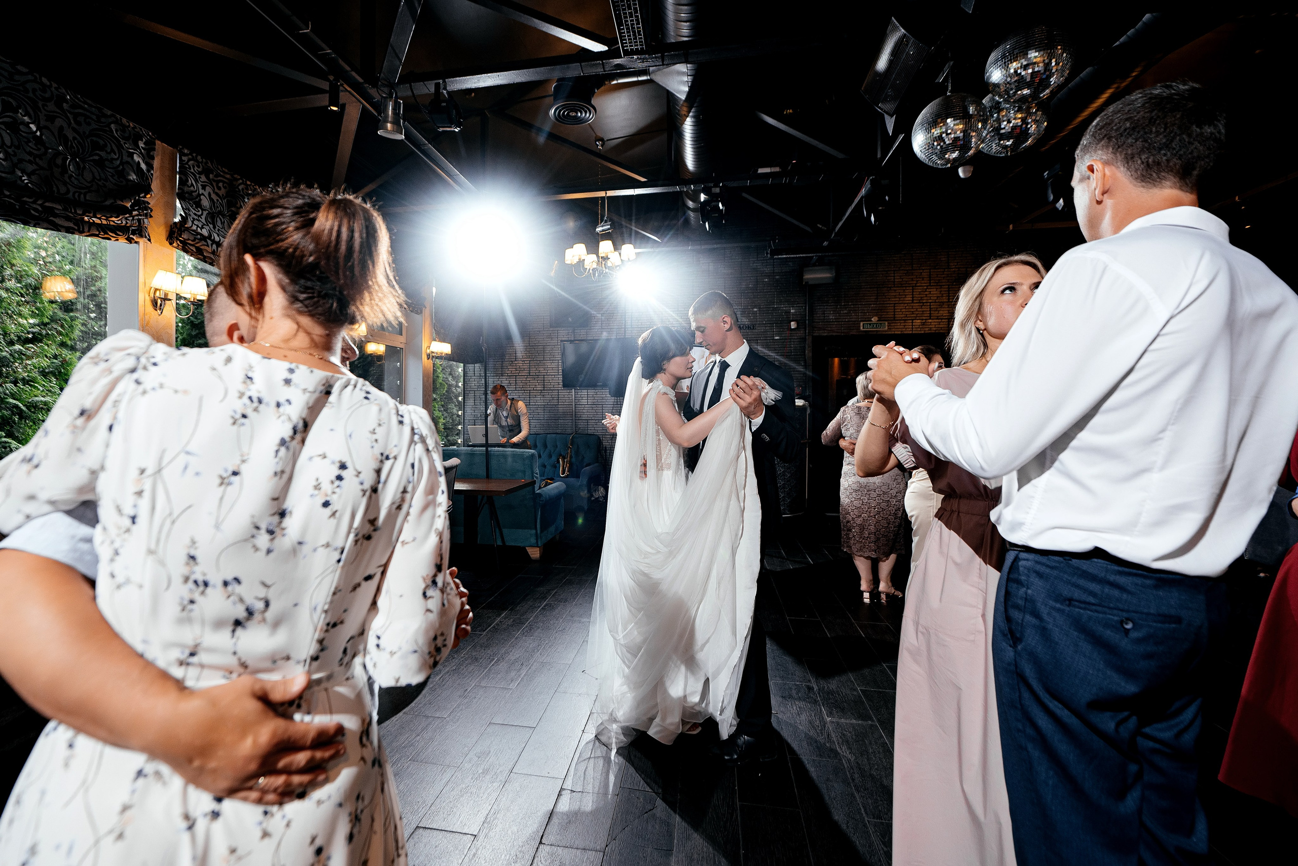 Свадьба с венчанием в Щелково. Прогулка в Гребнево, ресторан Кинза, отель Премиум. Свадебный и семейный фотограф Виктория Носачёва. Щелково, Москва и МО