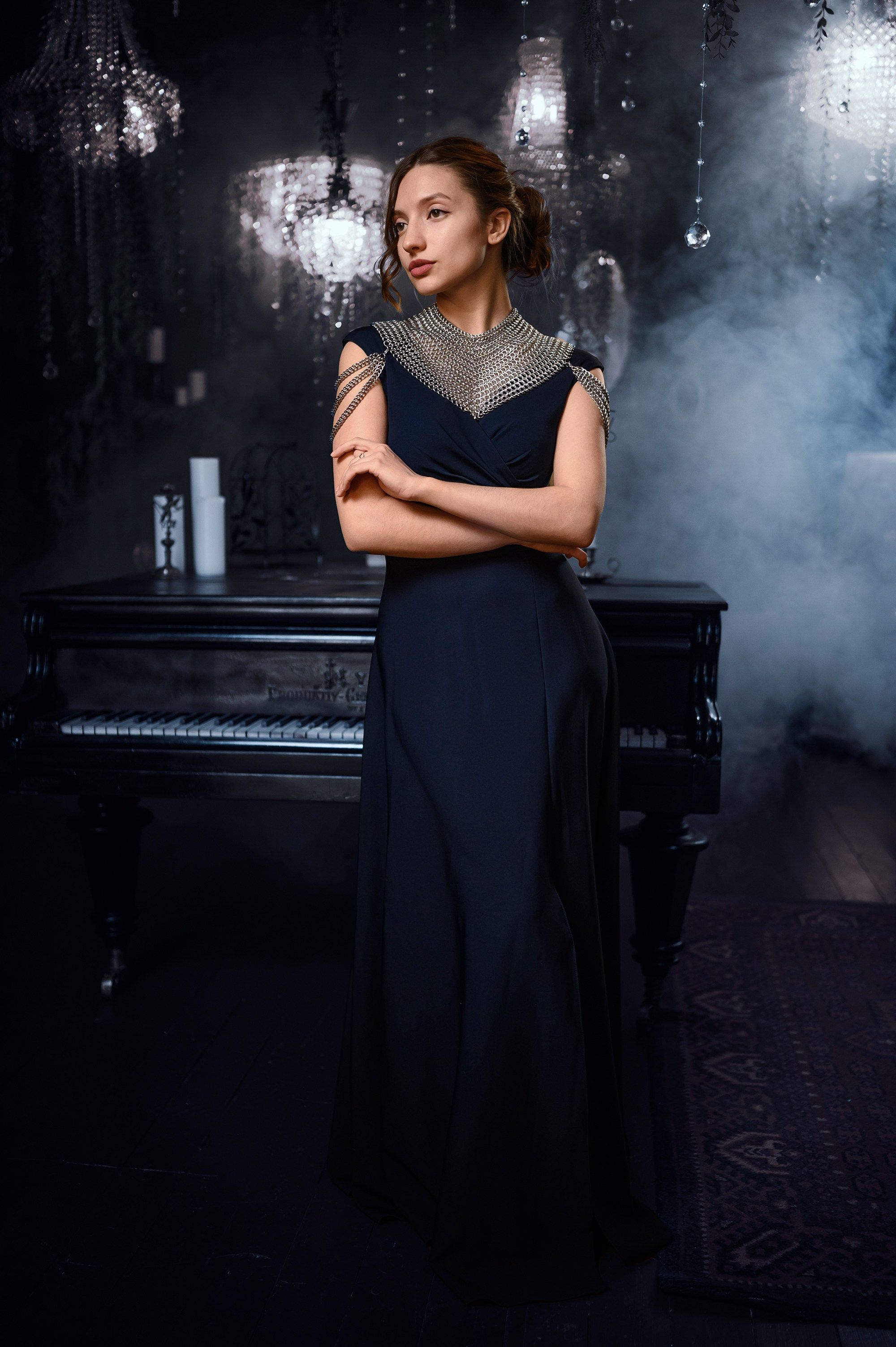 Металлическое украшение ручной работы на девушке, фото для соцсетей от Алексея Клейменова