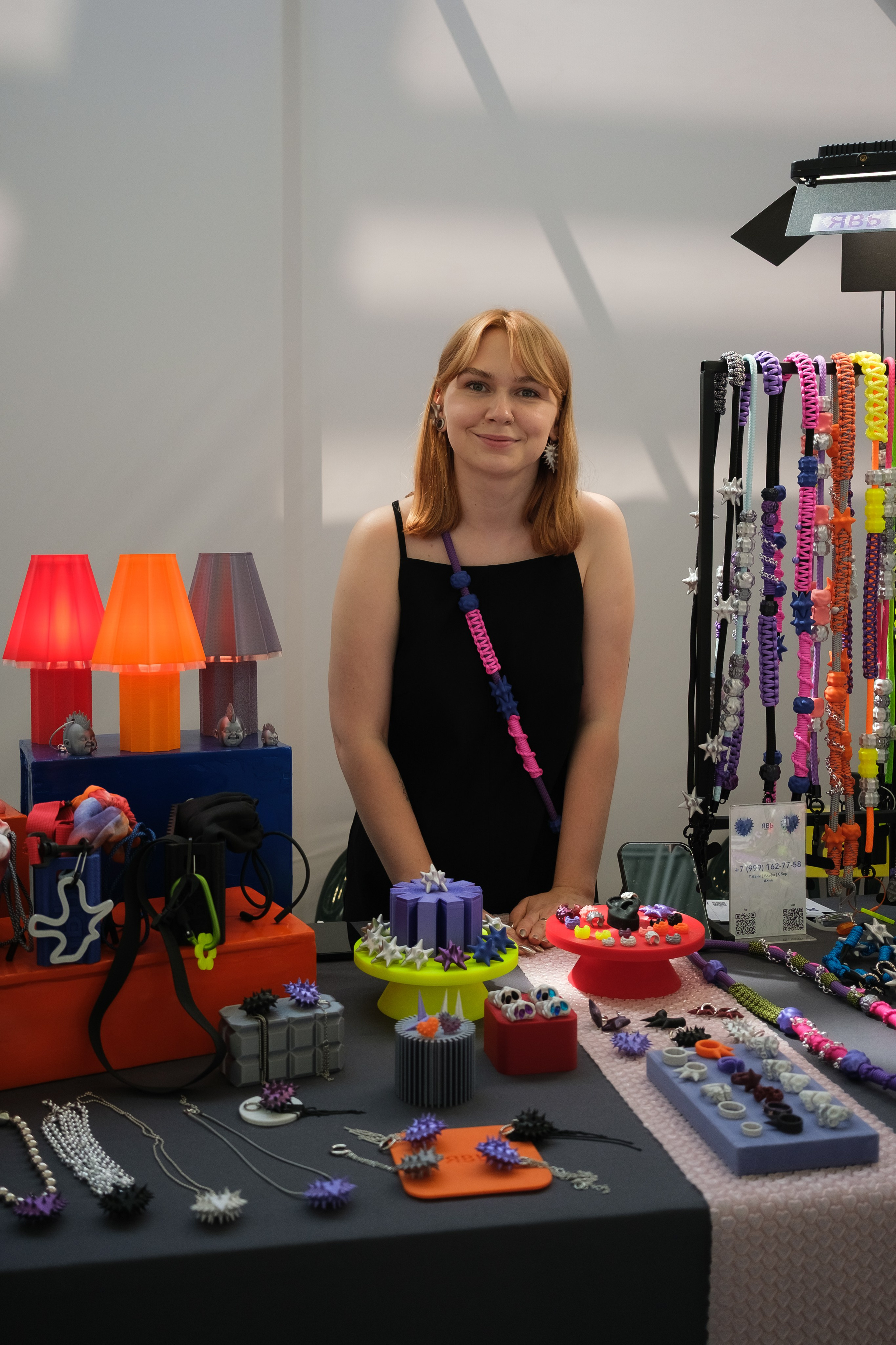 Алексей Клейменов фотографирует участников Open Space Market для репортажа о культурном событии