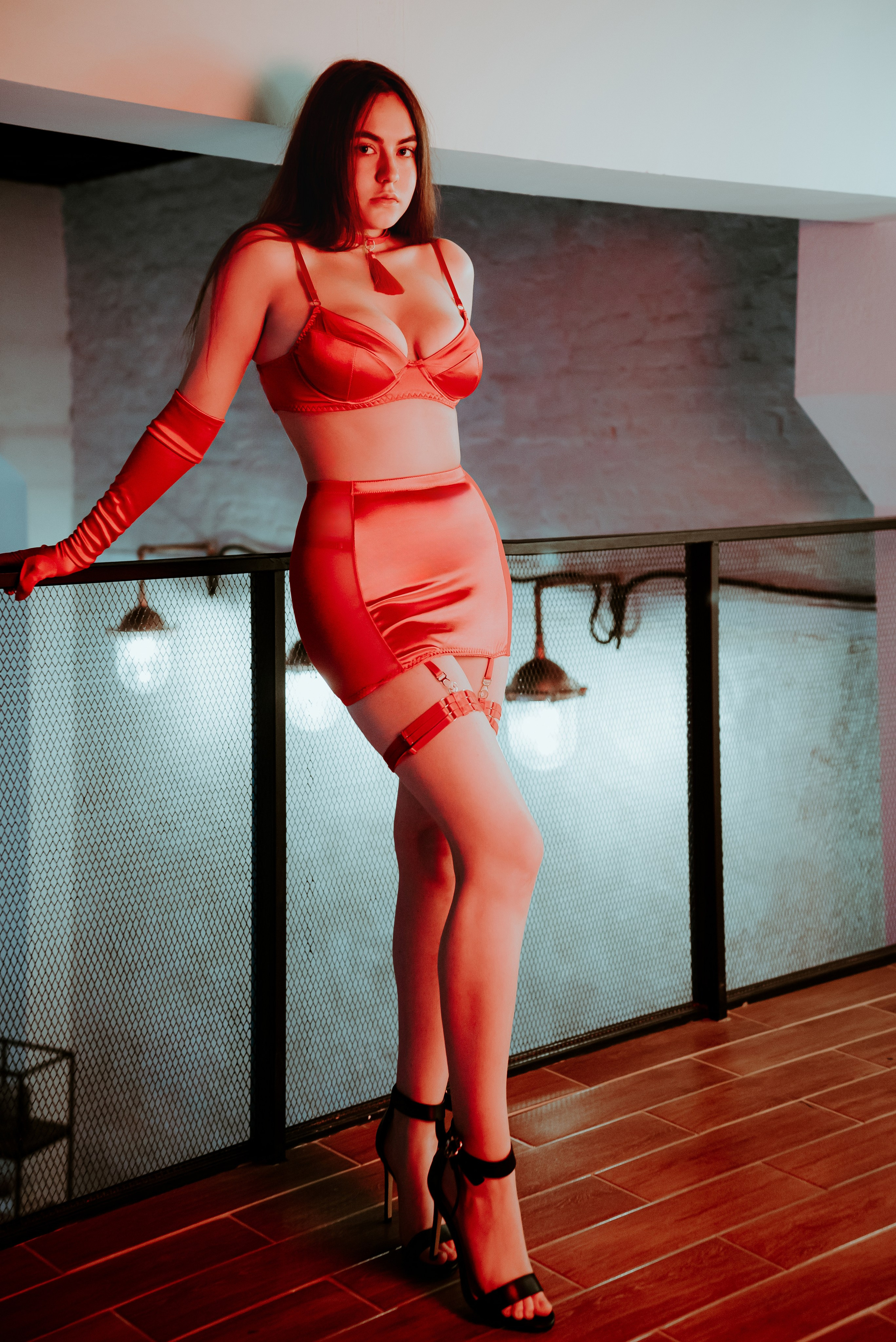 Фотосессия в красном атласном белье Кемерово