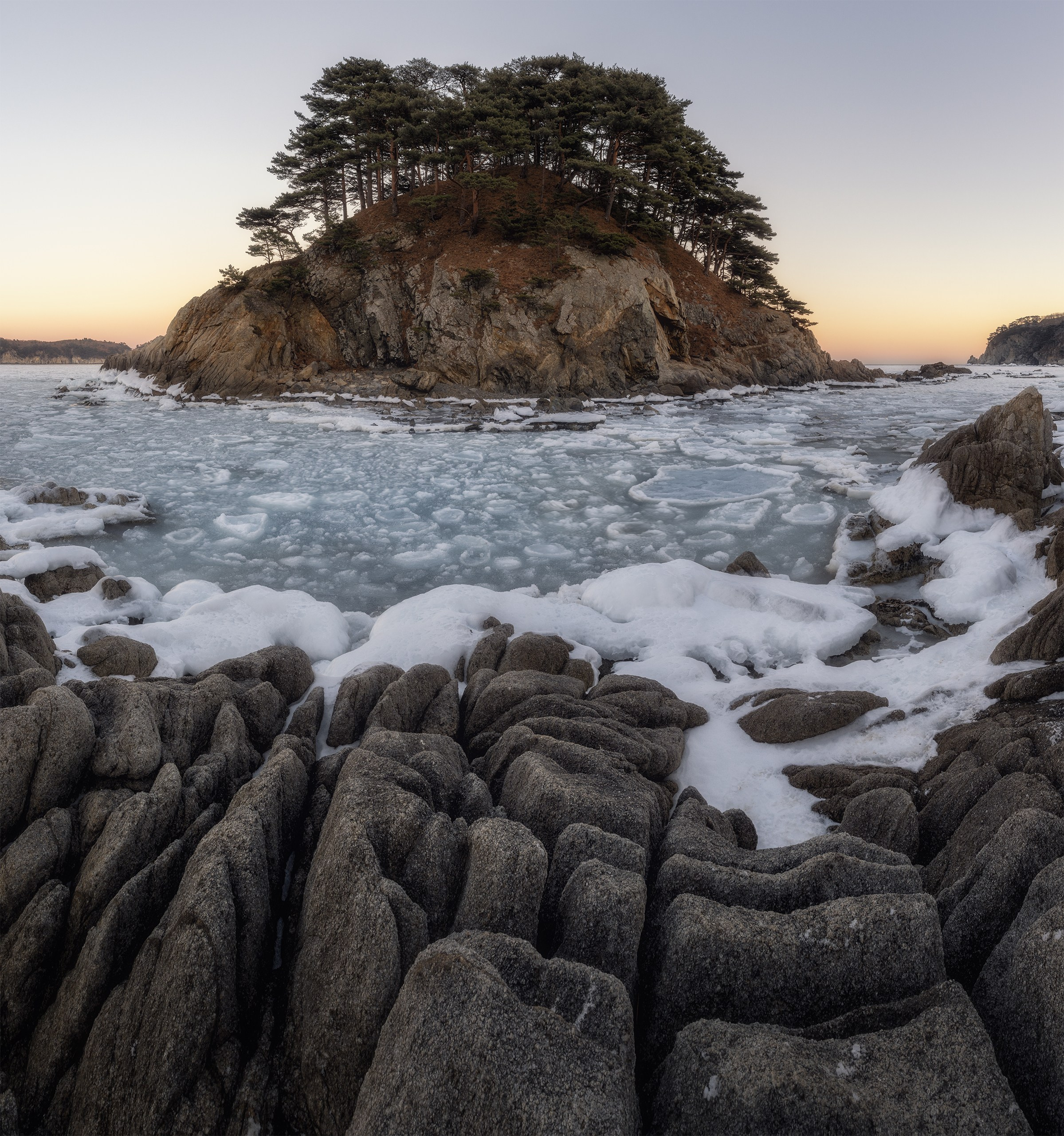 Остров Томящегося сердца на фоне заходящее солнце. 
