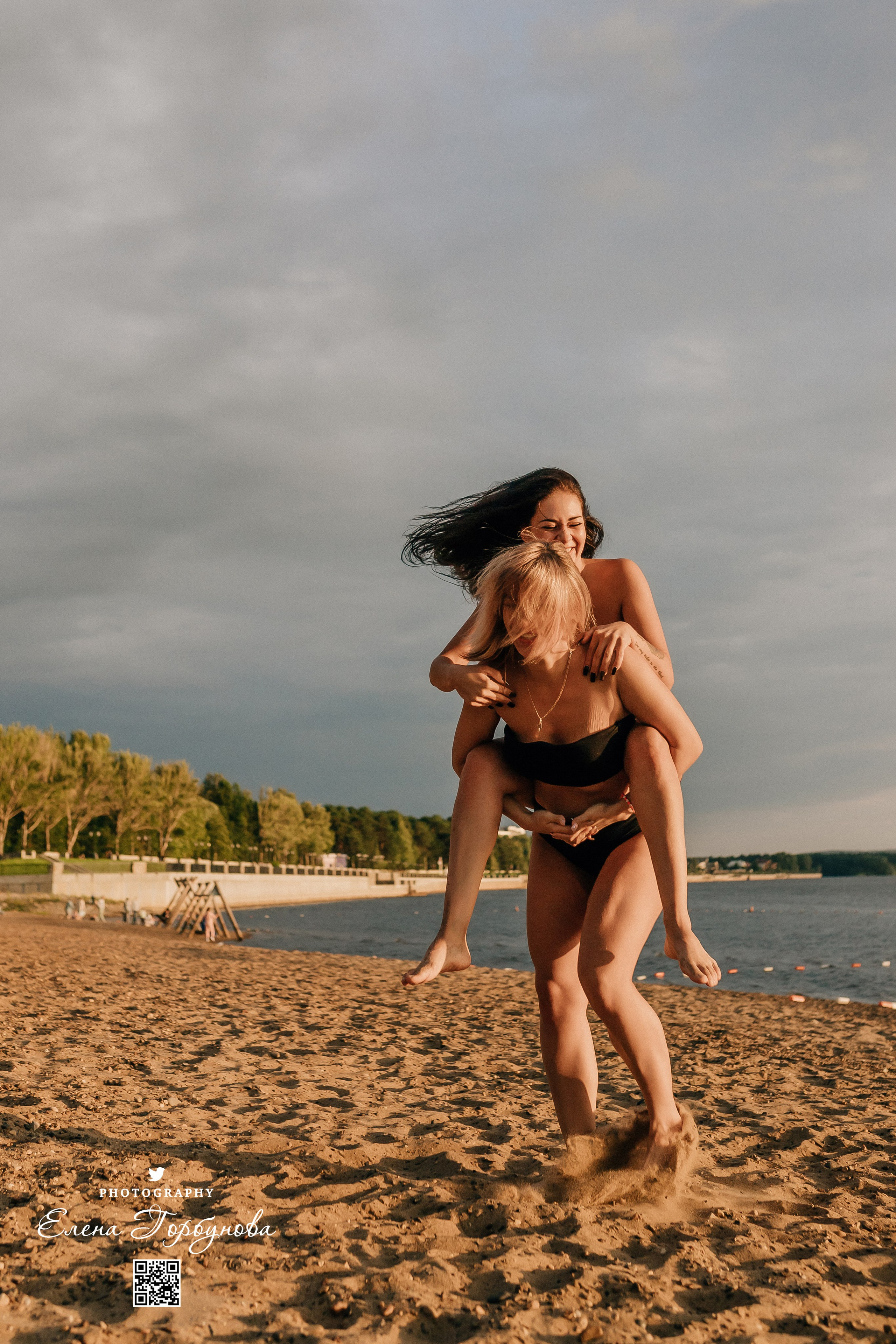 Черная серия с тканью. Набережная. Александра и Таисия. Июль 2025 г. Фотограф Пермь. Свадьбы. Семья и дети, школа, д. сад. Фотокниги