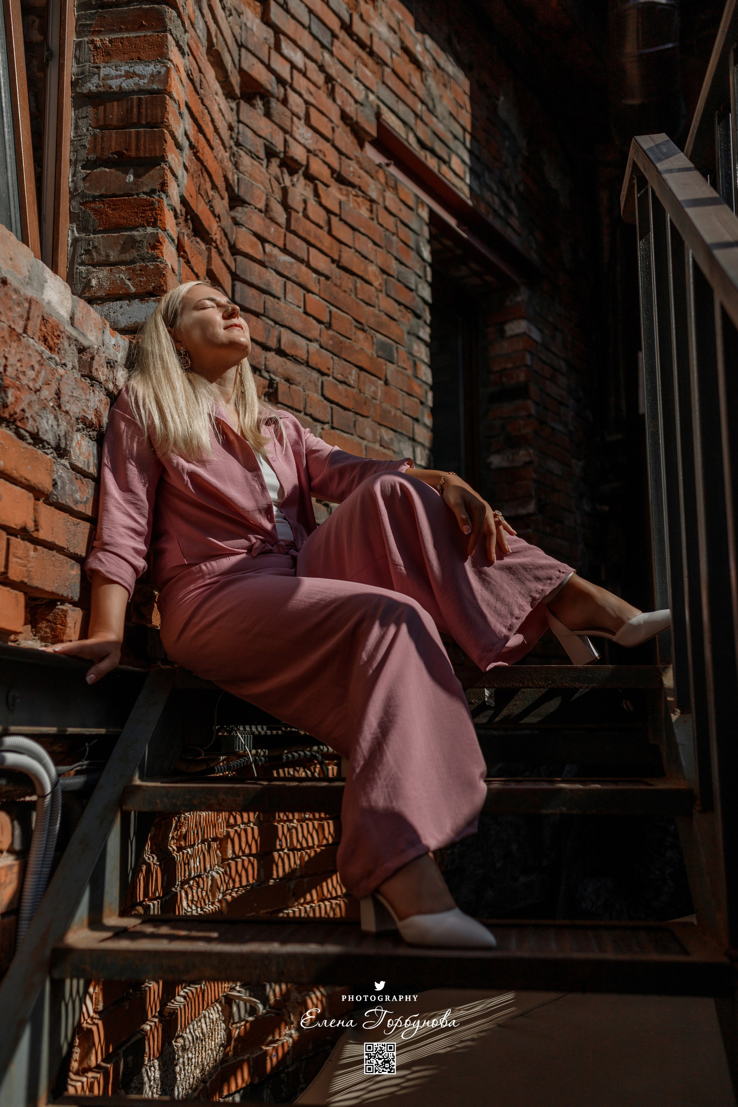 девушка сидит на лесенке