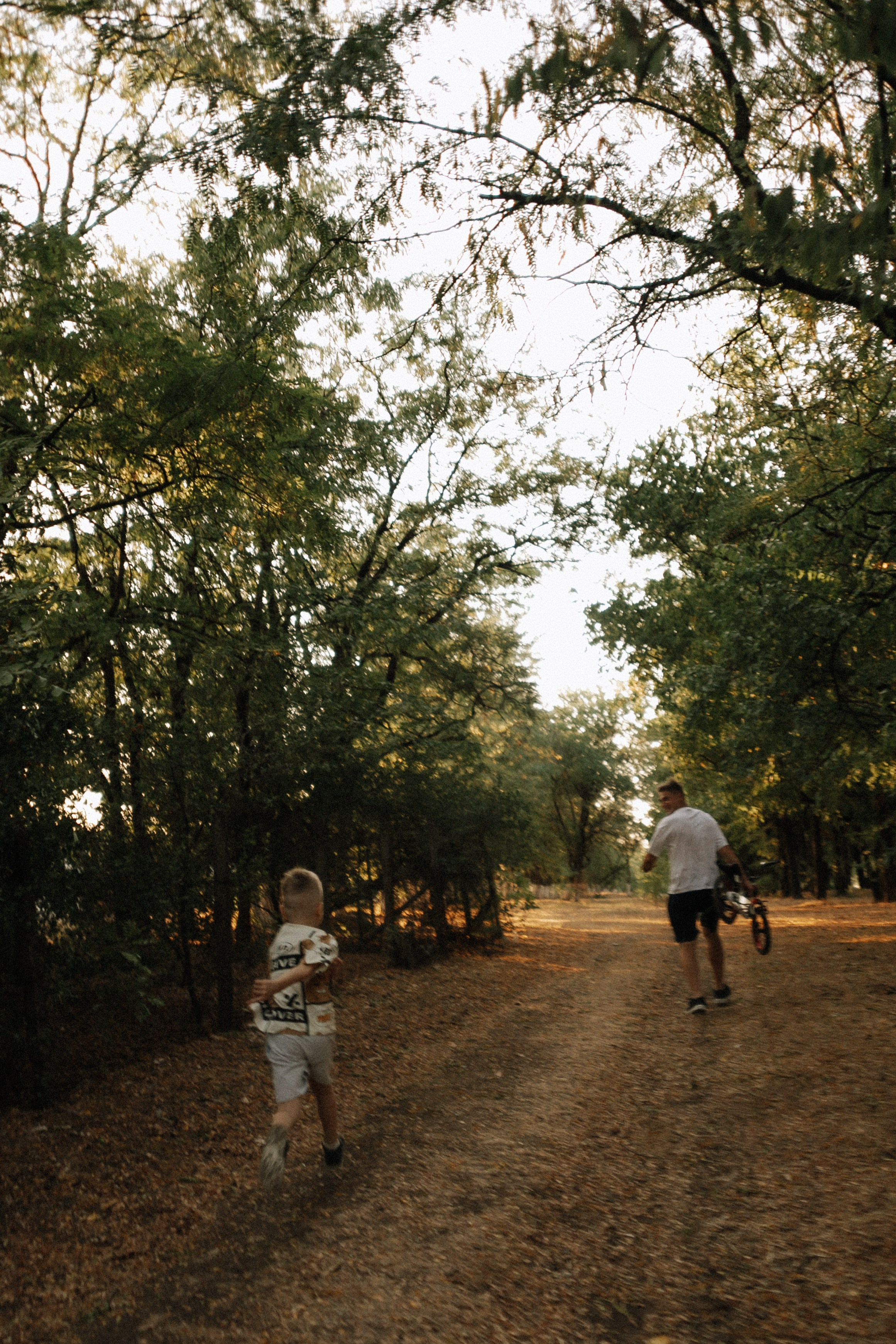 Папа учит сына кататься на велосипеде. Фотограф в Крыму | Виктория Нотевская