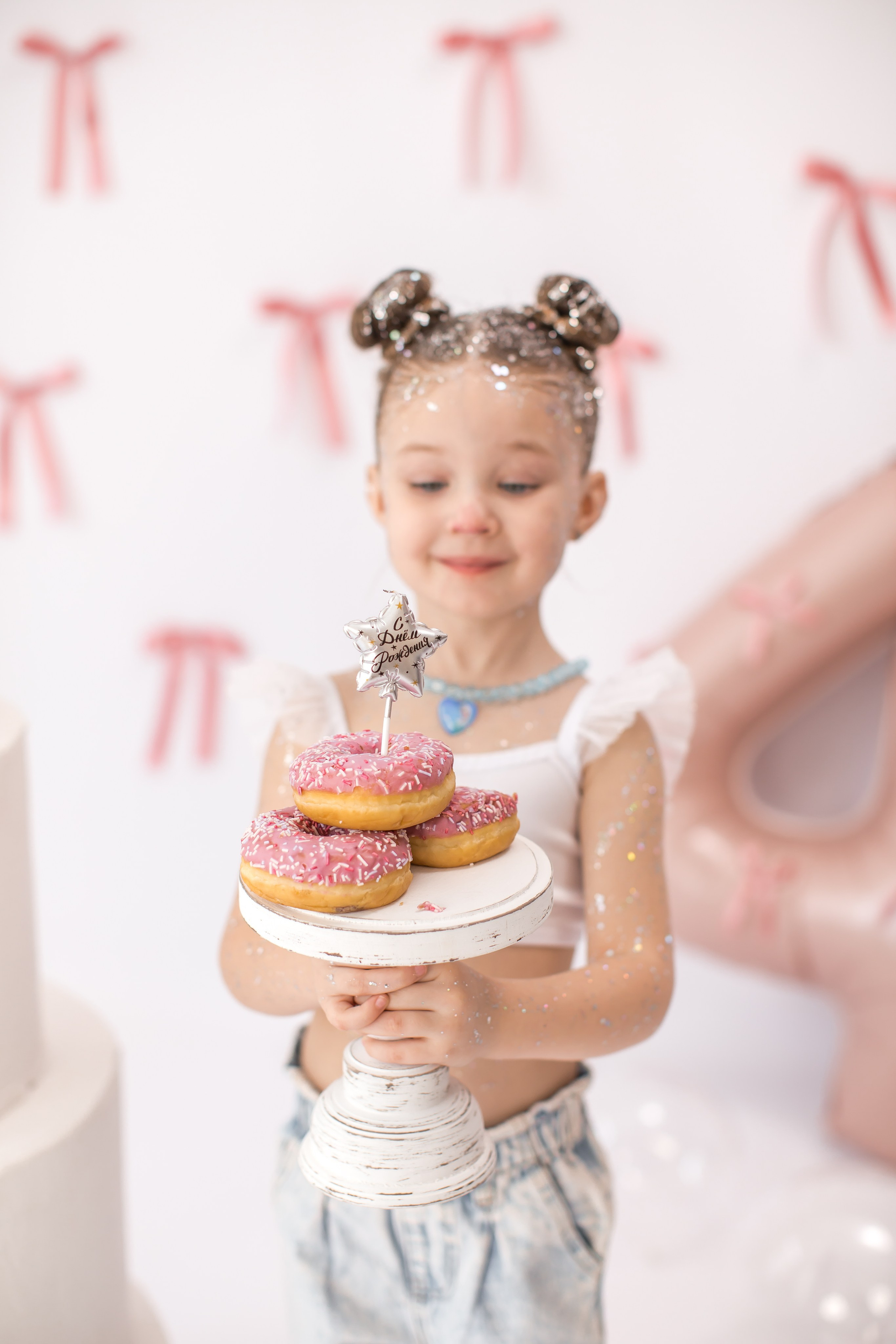 День рождение от 4 до 18 лет (на белом фоне). Детский семейный фотограф на первый годик город Новосибирск Дымова Светлана пакеты всё включено 1-3 года