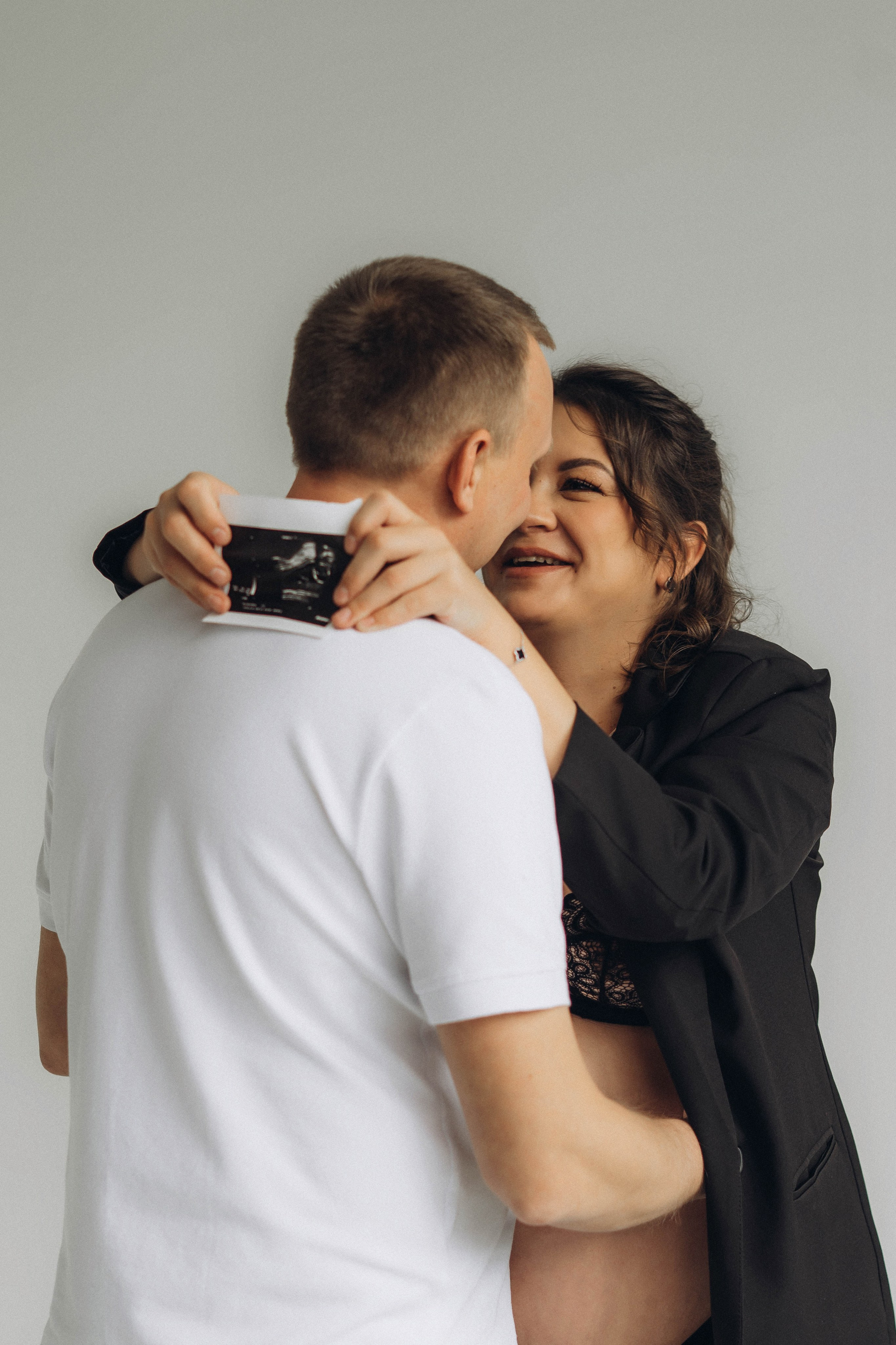 Беременность съемка пары в студии. Фотограф Екатеринбург Кокшарова Александра