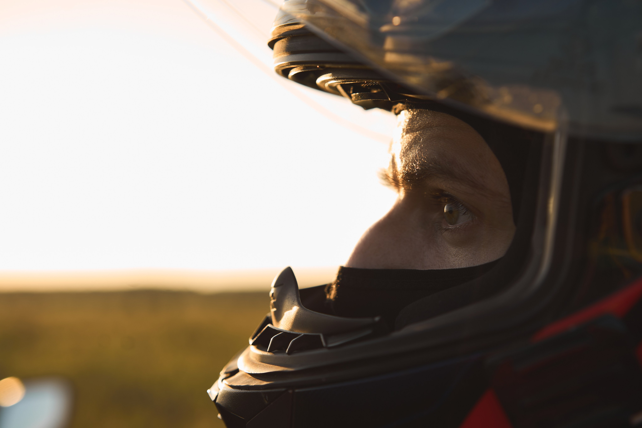 Съемка на закате с мотоциклом в поле. Фотограф Екатеринбург Кокшарова Александра