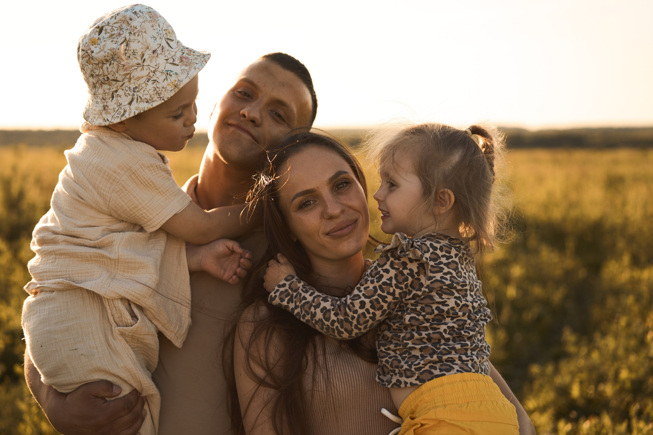 Семейная фотосессия на закате в поле😍. Фотограф Екатеринбург Кокшарова Александра