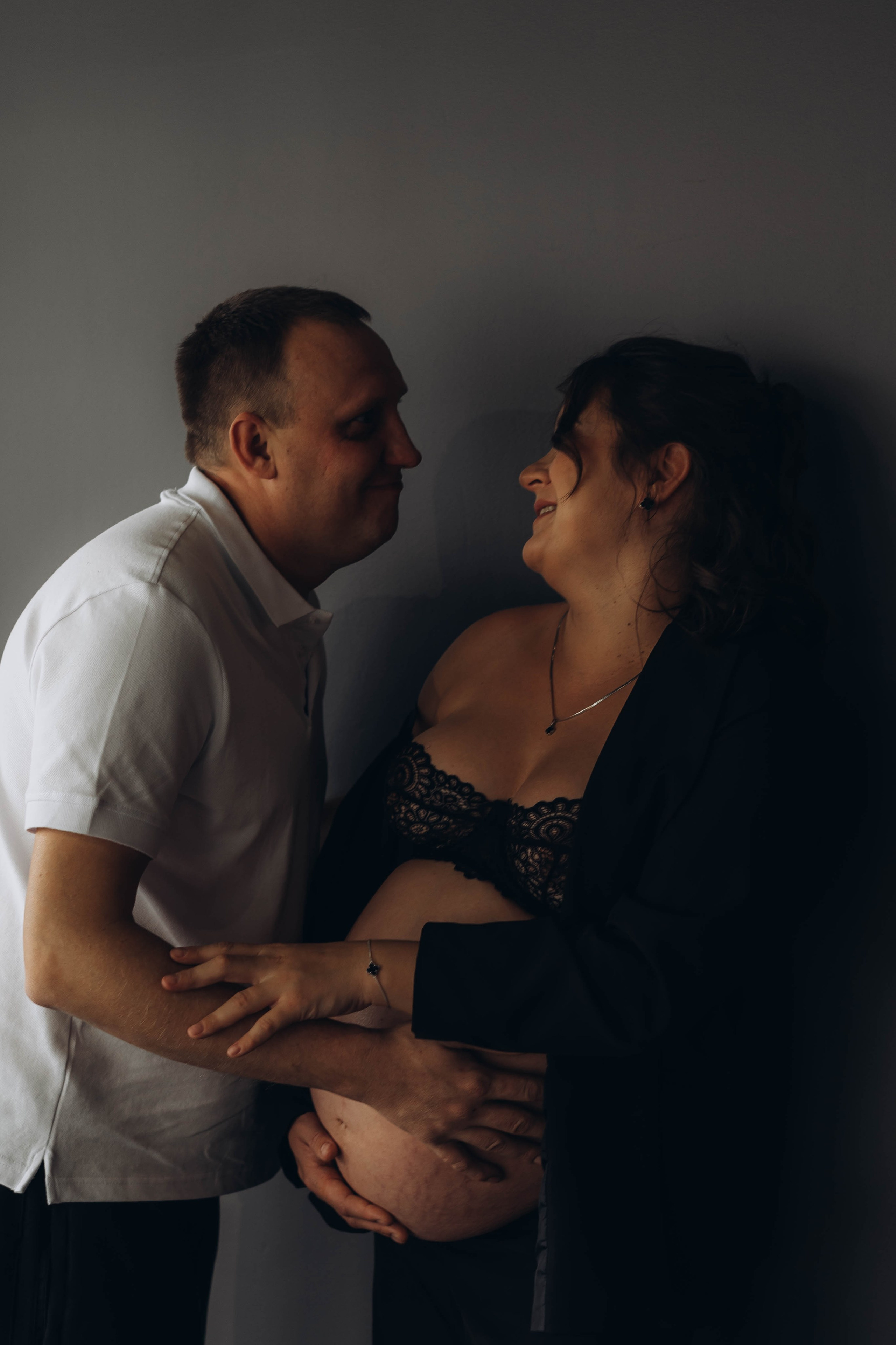 Беременность съемка пары в студии. Фотограф Екатеринбург Кокшарова Александра