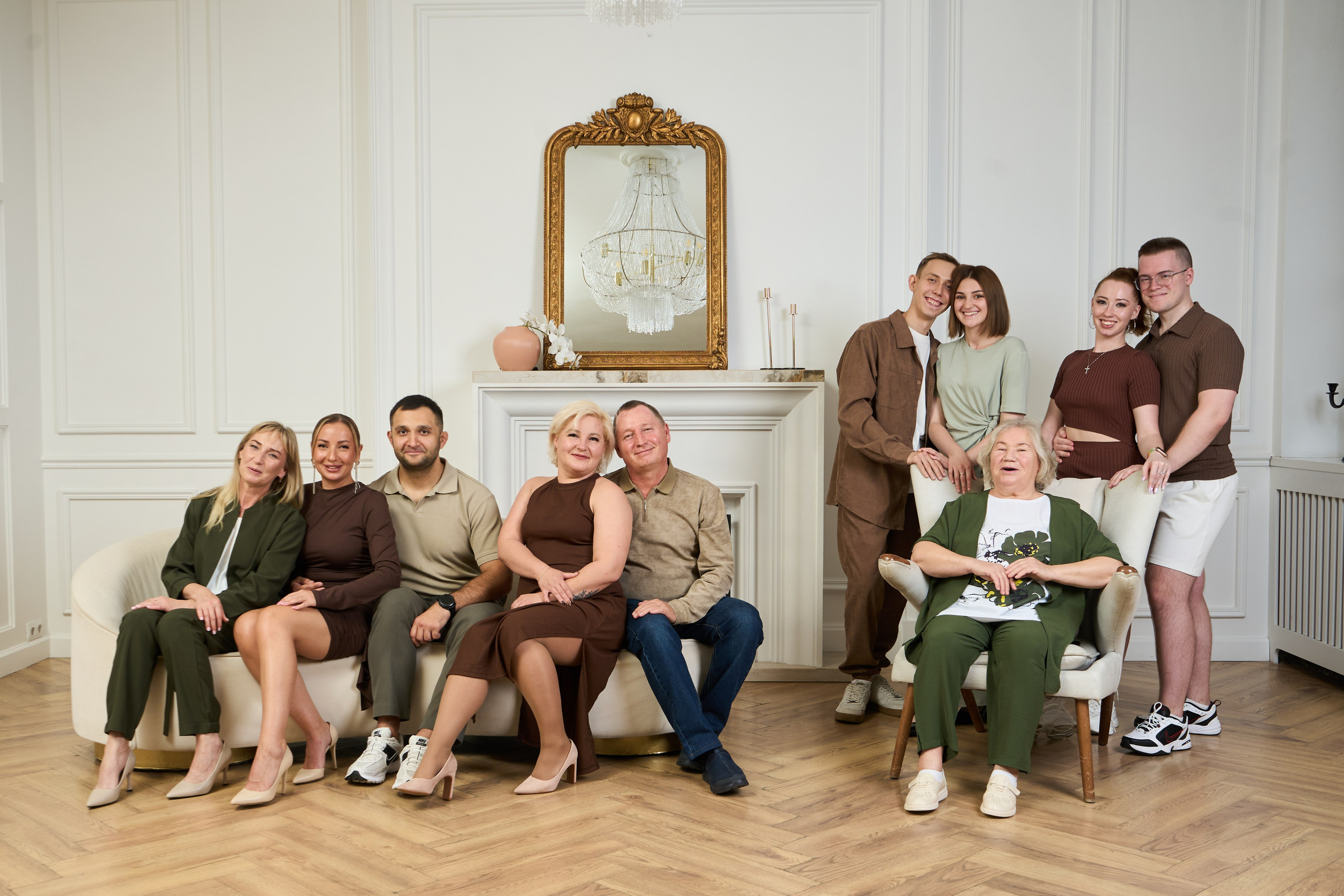 Портретная съемка большой семьи с искусственным светом в студии. Фотограф Екатеринбург Кокшарова Александра