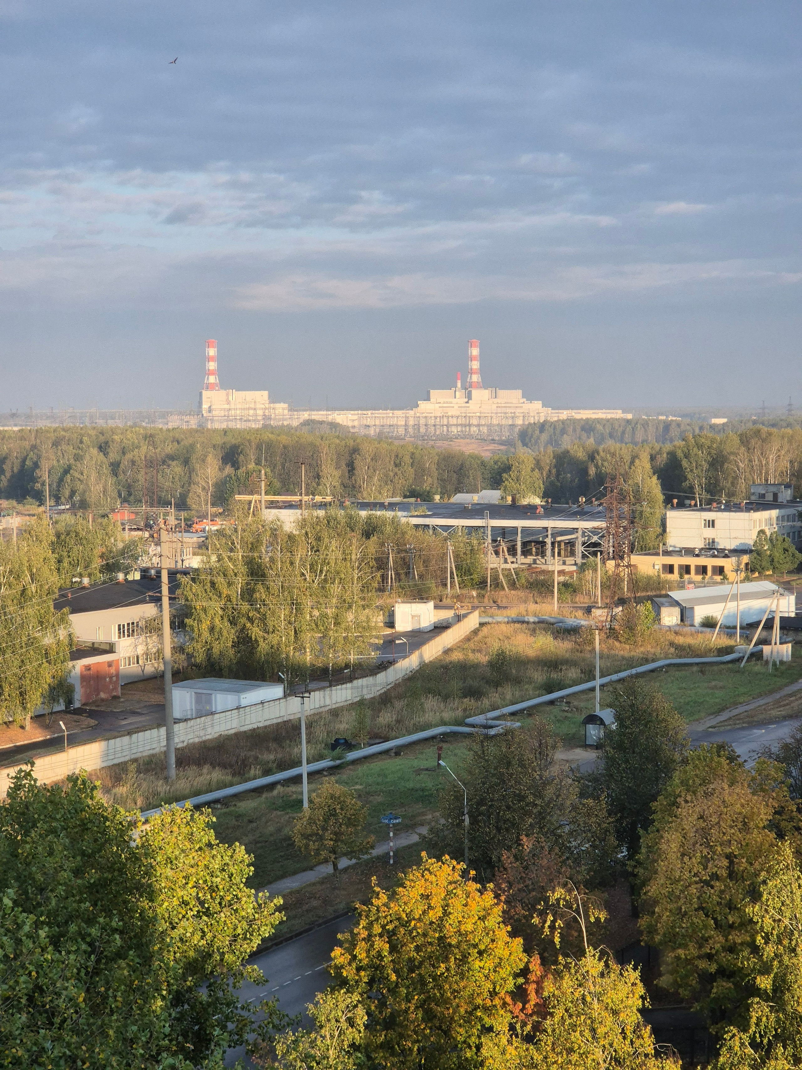 Утром глянули в окно, а там - САЭС и шикарная (но ветренная) погода