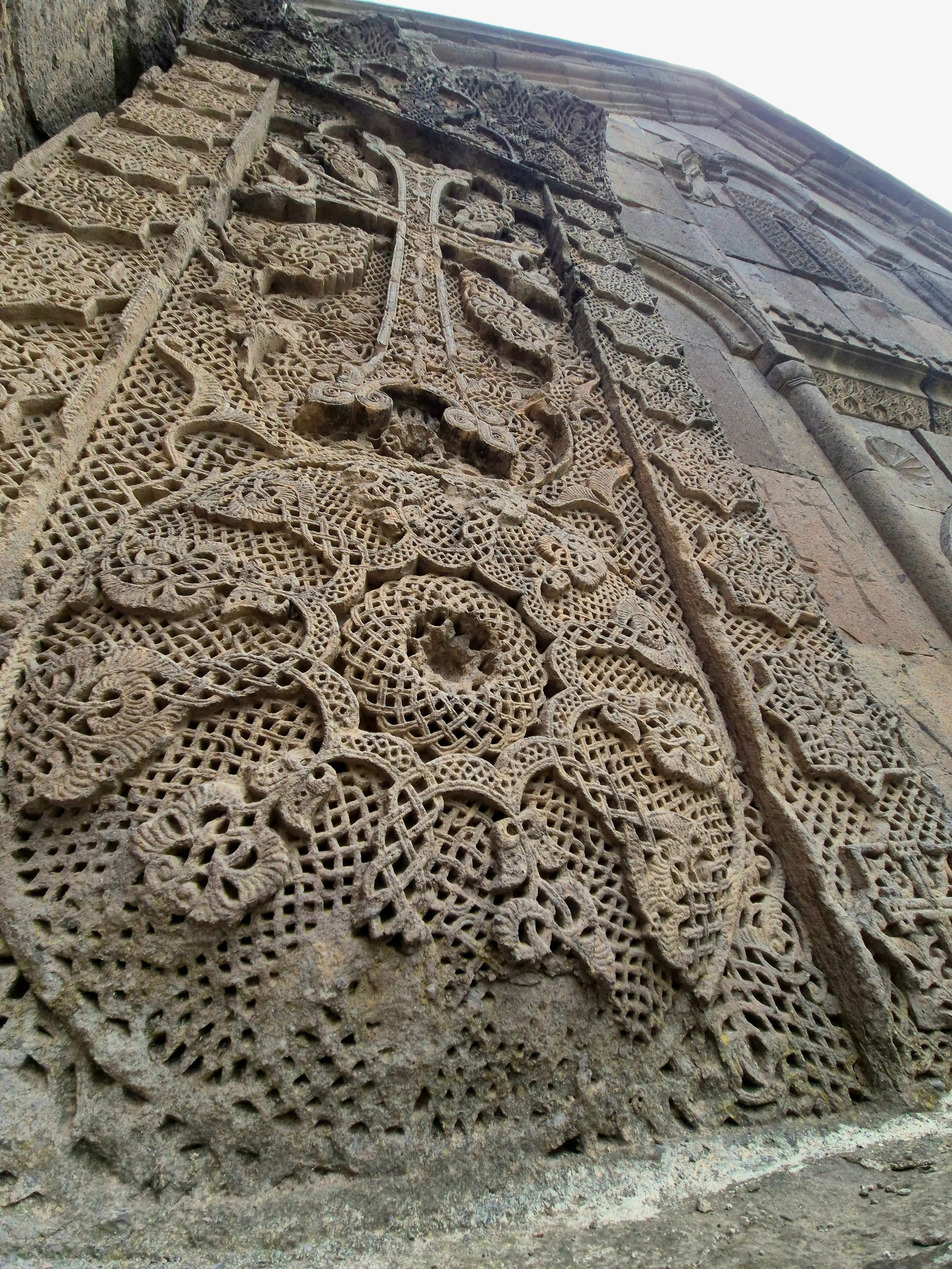 В монастыре он основал школу, и ремесленные мастерские по резьбе по камню