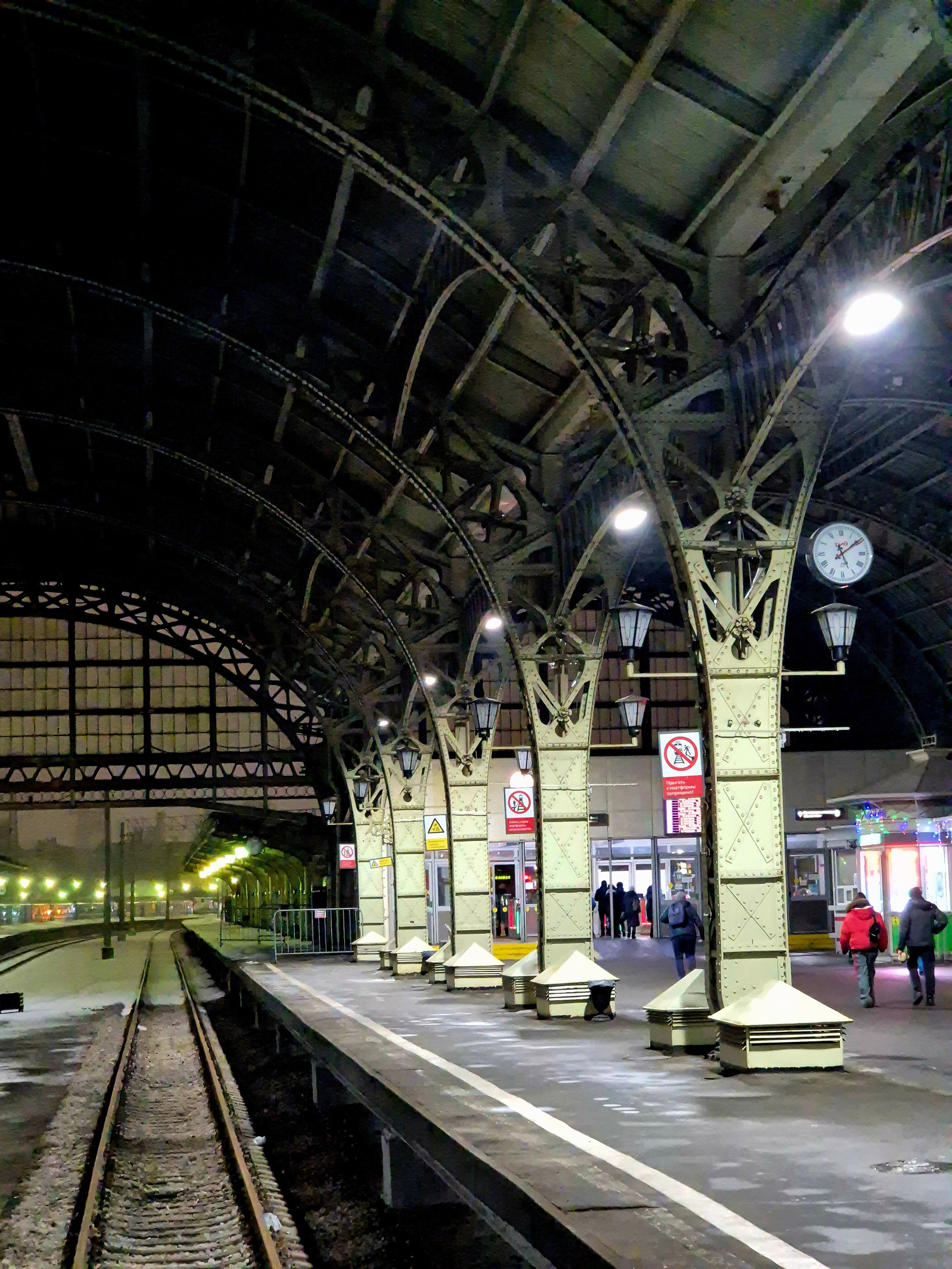 Живописный дебаркадер, напоминающий европейские вокзалы XIX в