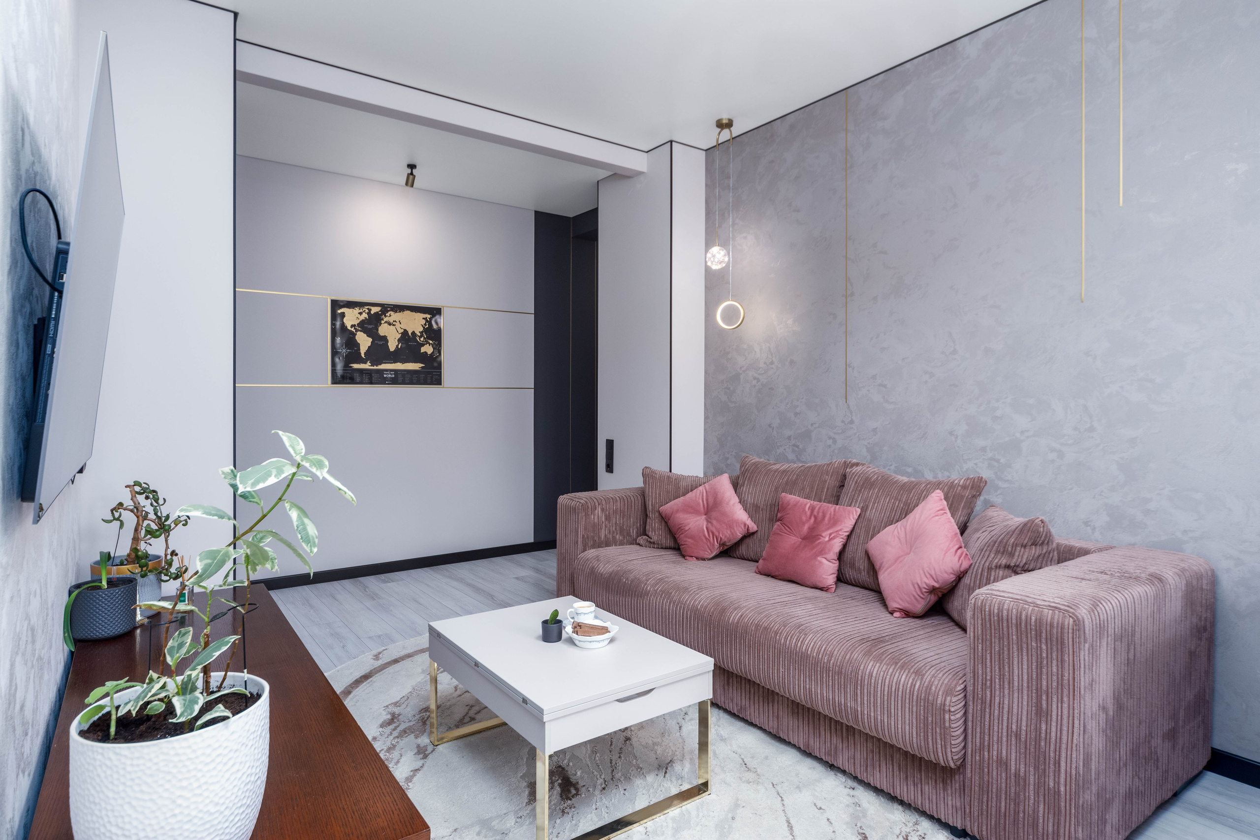 Зона дивана и журнального столика в гостиной в двухкомнатной квартире 