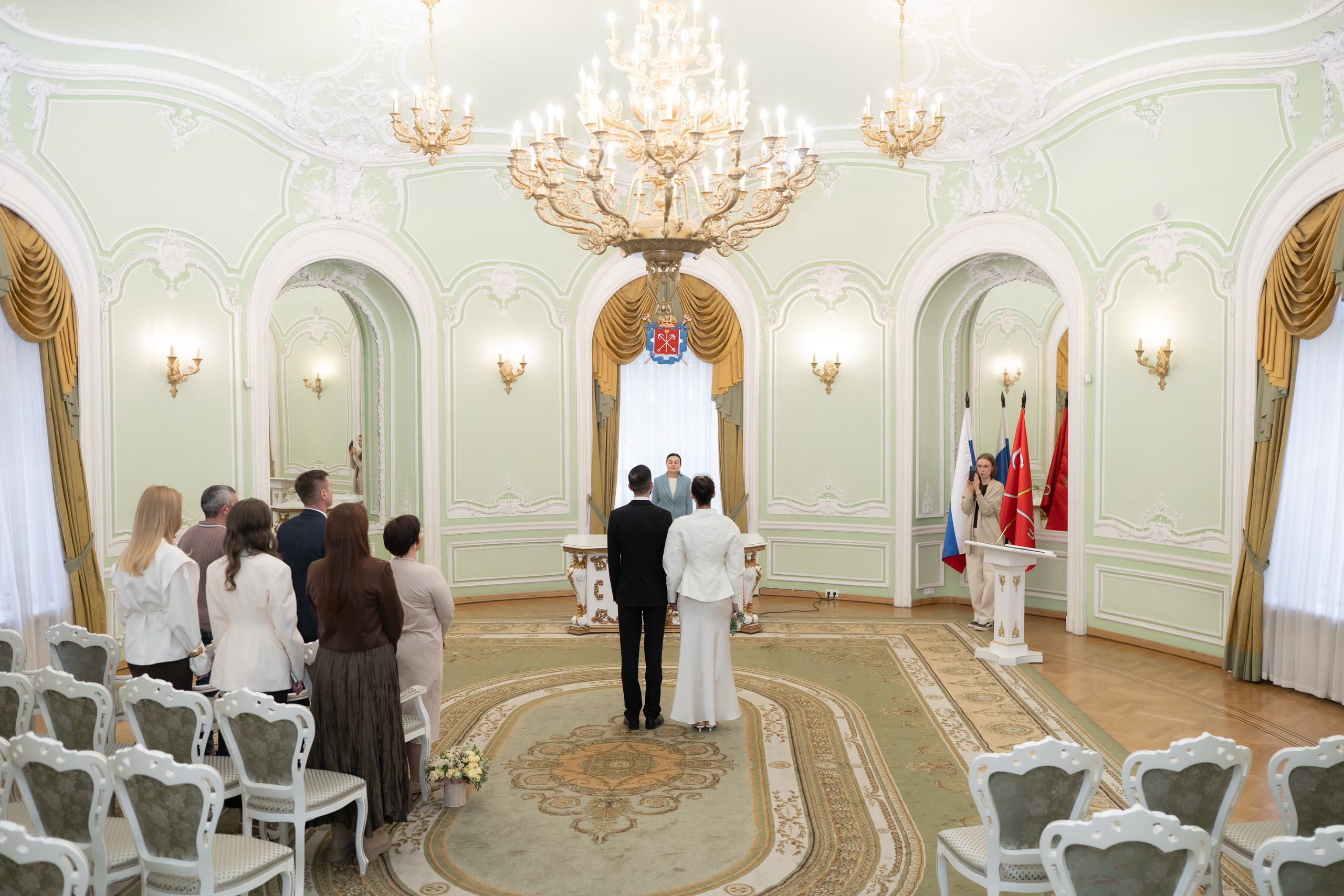 Свадебная фотосессия в Апреле в Петербурге. Свадебный фотограф Александр Невский в Санкт-Петербурге