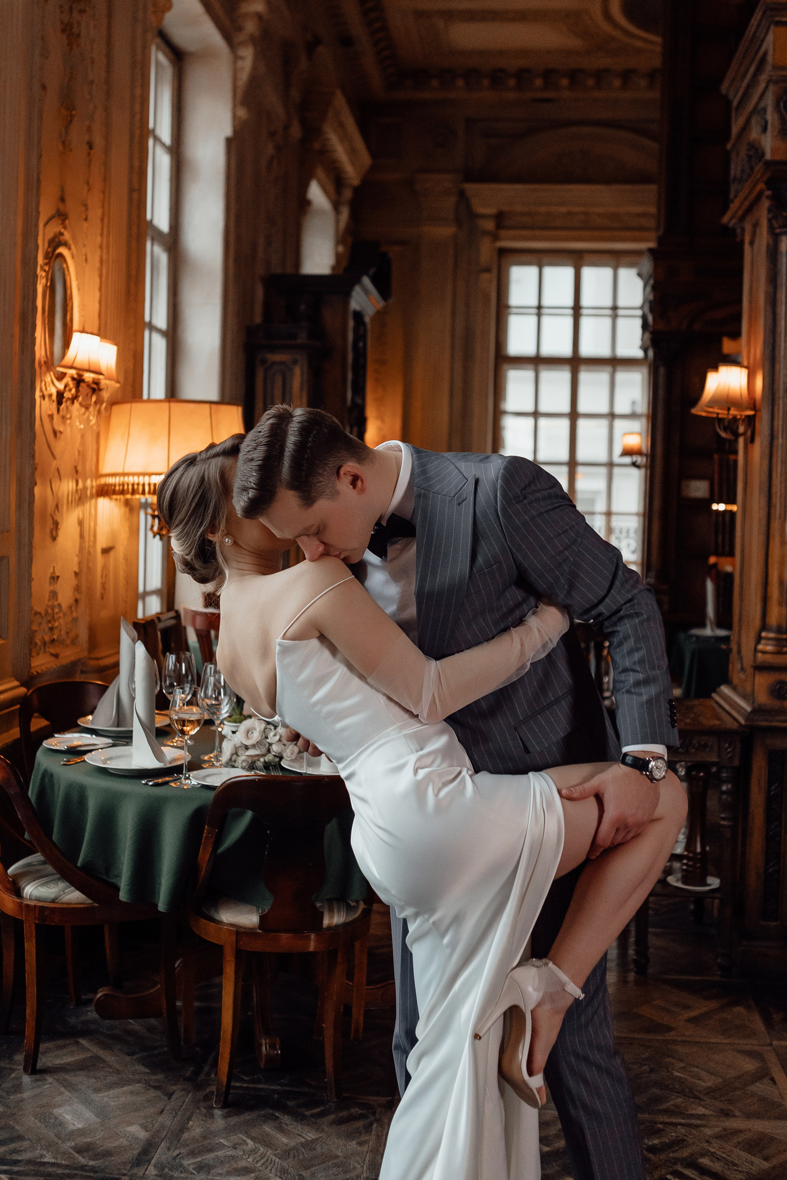 Свадебная фотосессия в Кафе Пушкинъ. Свадебный фотограф в Москве Дарья Олендарёва