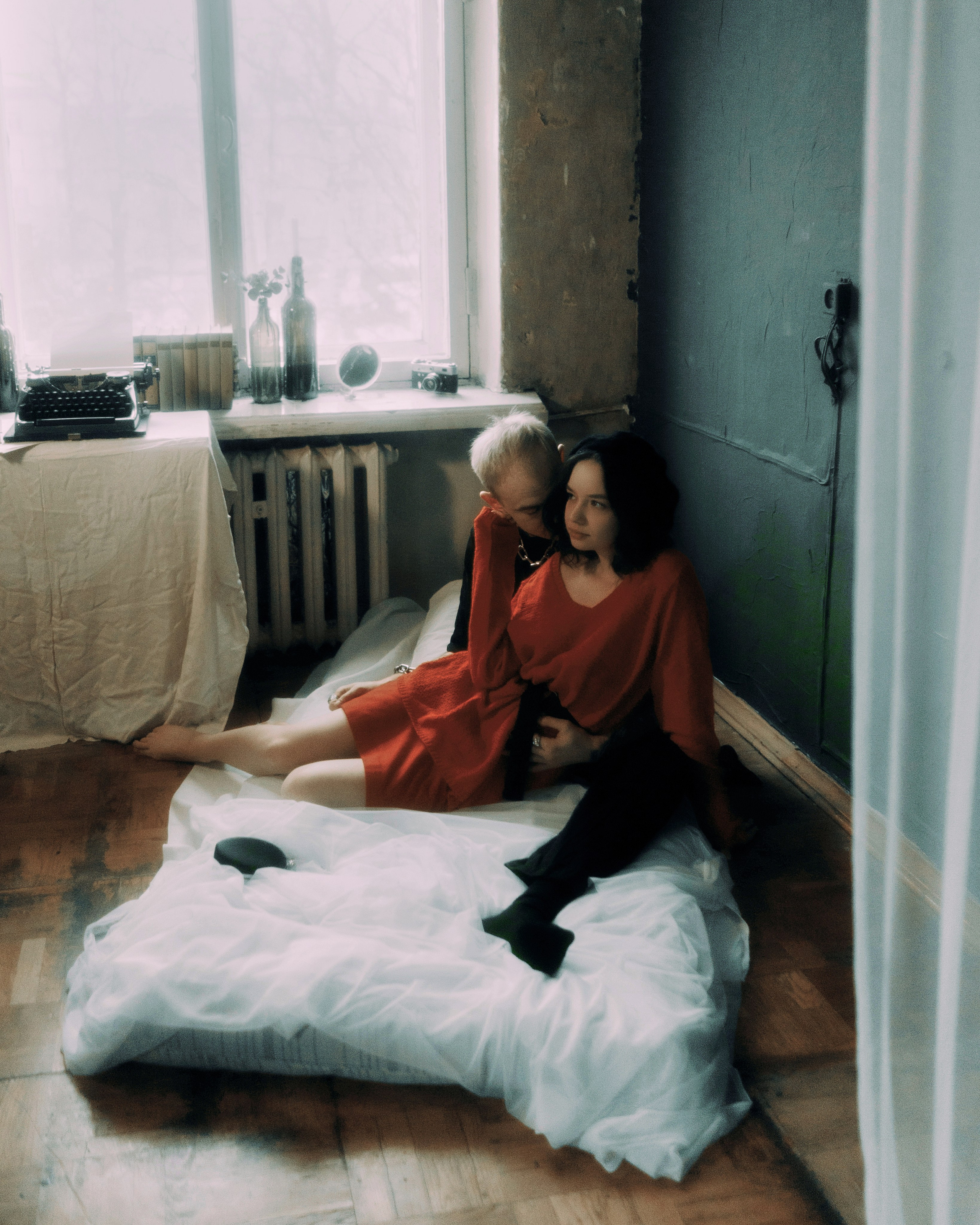 Лав стори фотосессия в Петербурге — пара в комнате у окна, ретро детали, нуарный свет, фотограф для пар СПб