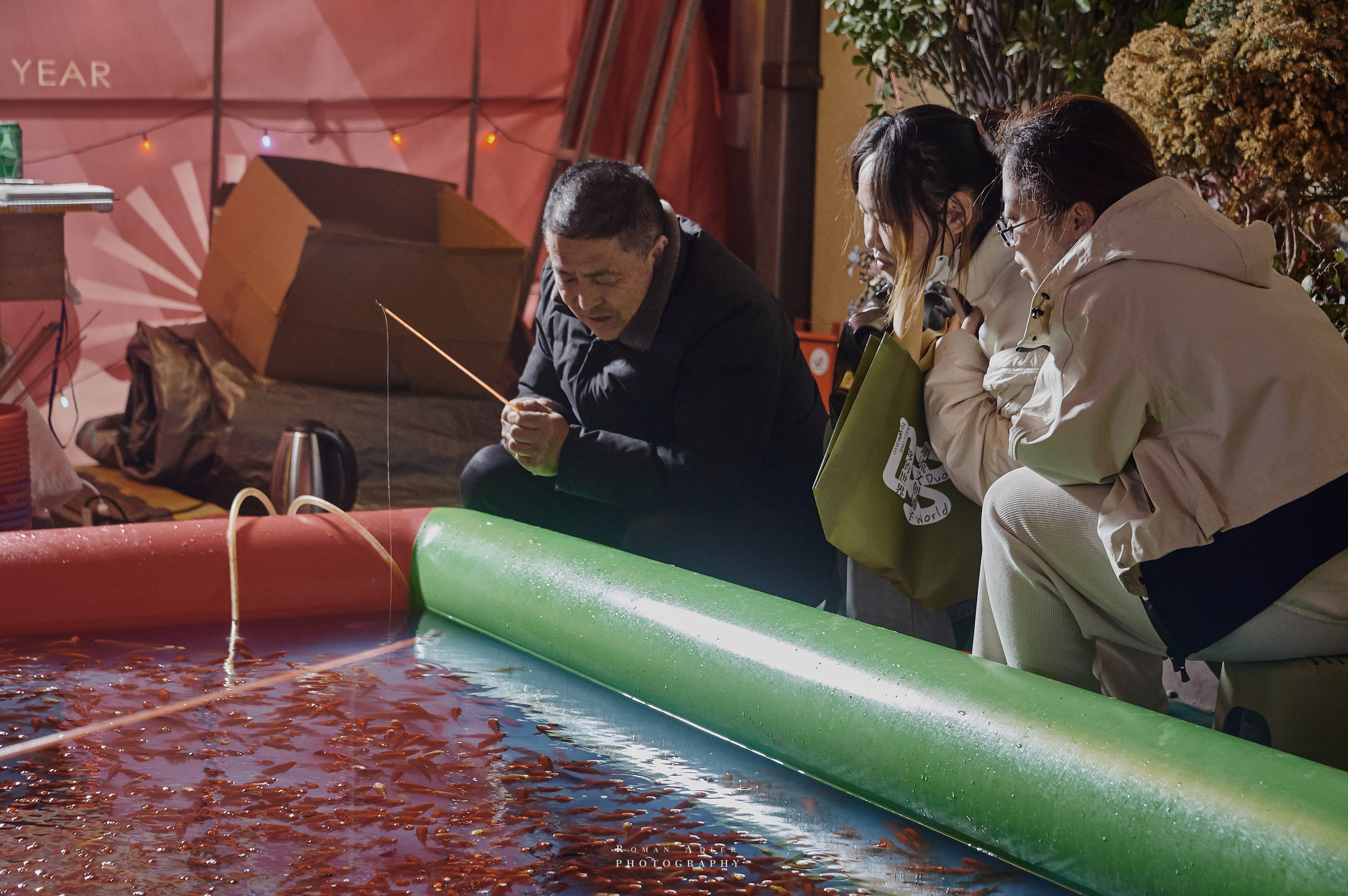 Вечерний Циндао. Уличные аттракционы Циндао. Стритфото Китай. Фотограф Роман Адлер. Фотопроект Китай Русский взгляд