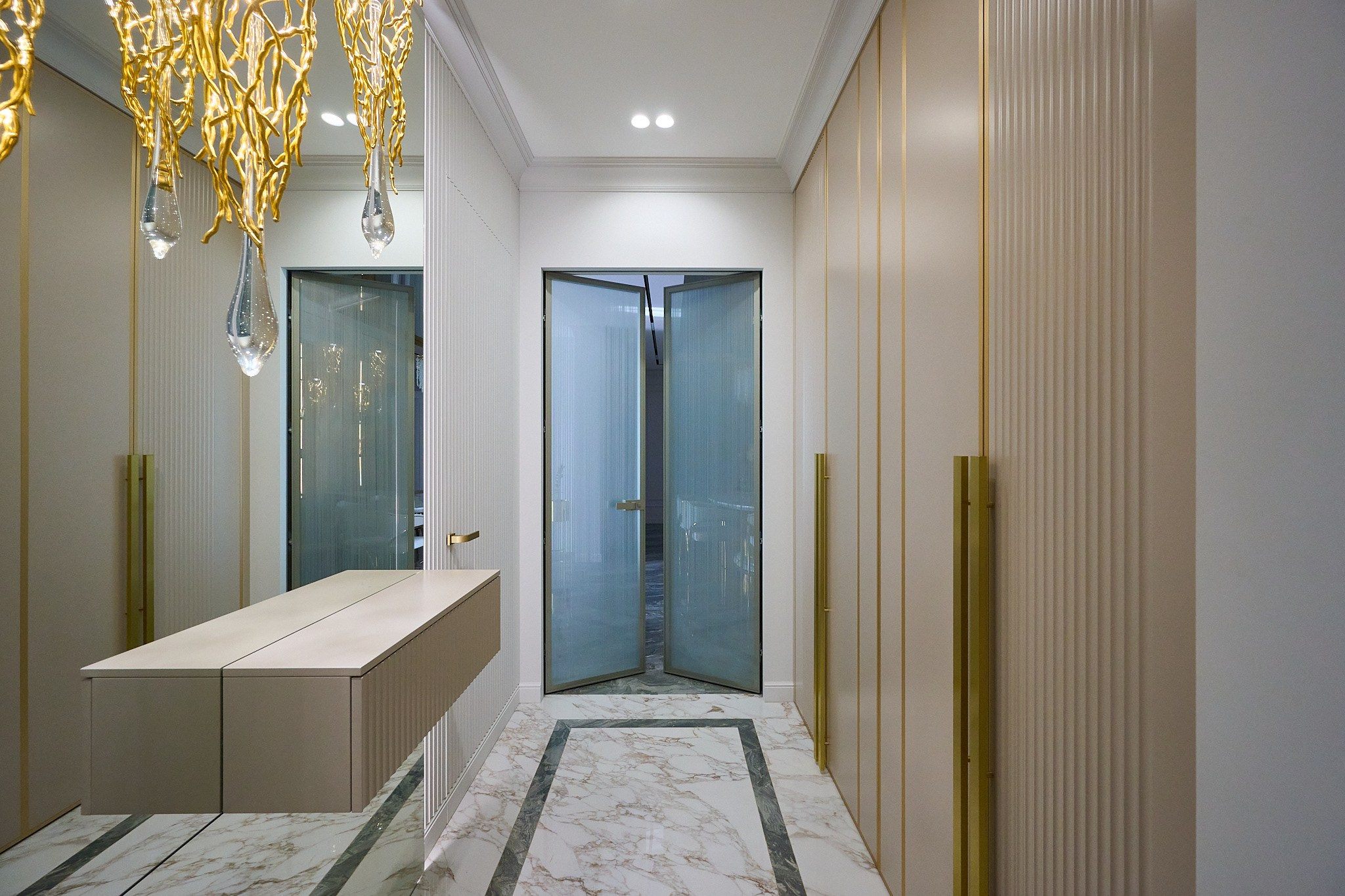 прихожая пшеничные оттенки голубая входная дверь 