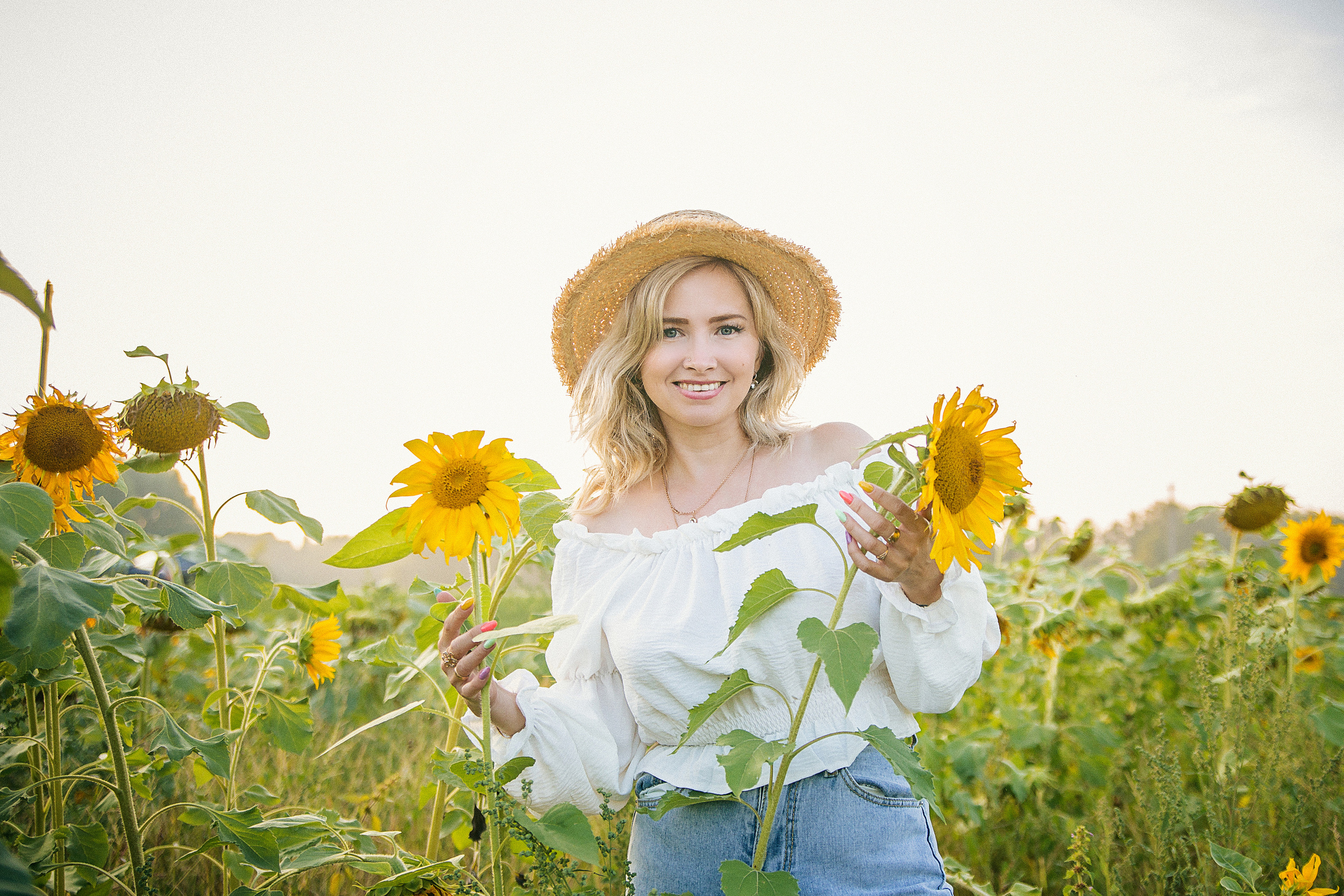 Танюша поле подсолнухи. Выпускные альбомы Искитим, Бердск и Новосибирск Крюкова Елена