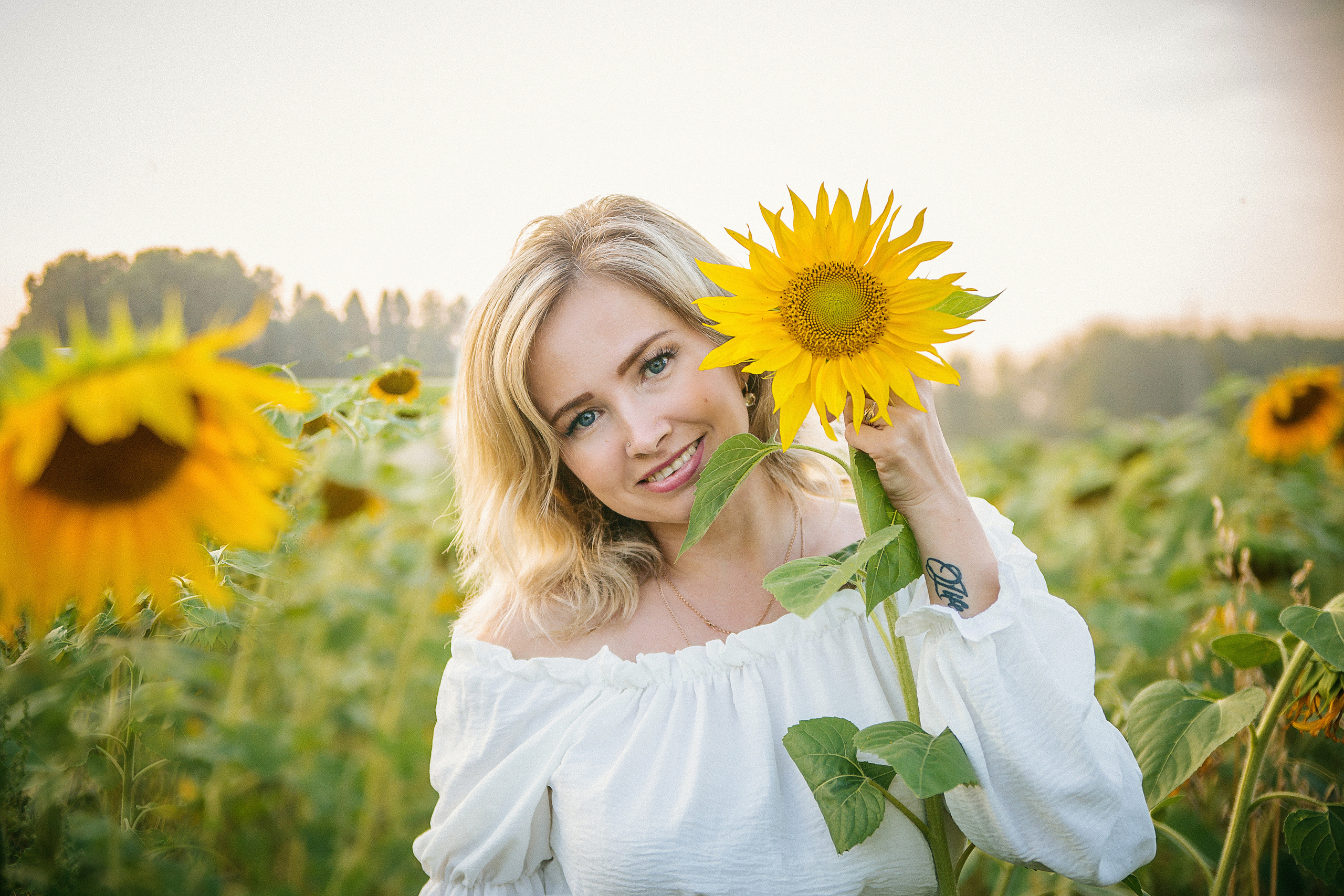 Танюша поле подсолнухи. Выпускные альбомы Искитим, Бердск и Новосибирск Крюкова Елена