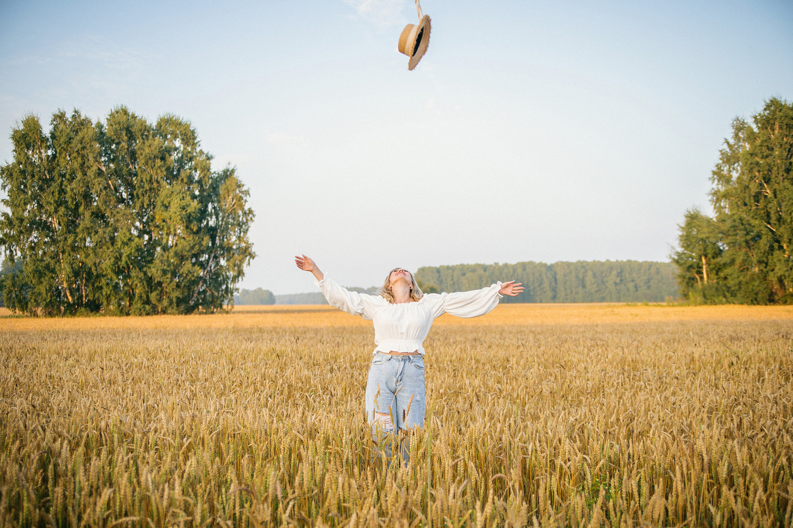 Танюша поле подсолнухи. Выпускные альбомы Искитим, Бердск и Новосибирск Крюкова Елена