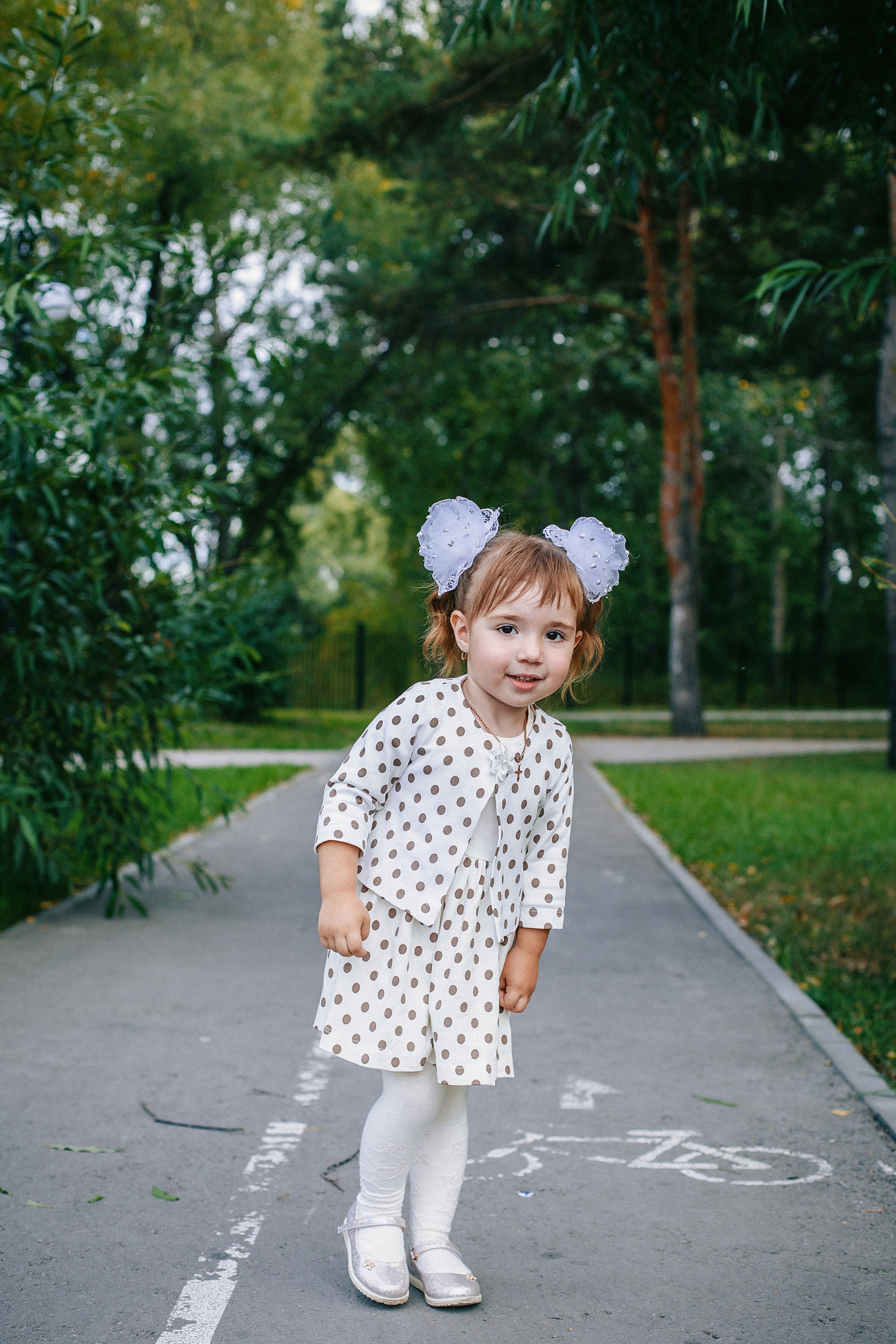 Прогулка Юли и Лизы. Выпускные альбомы Искитим, Бердск и Новосибирск Крюкова Елена