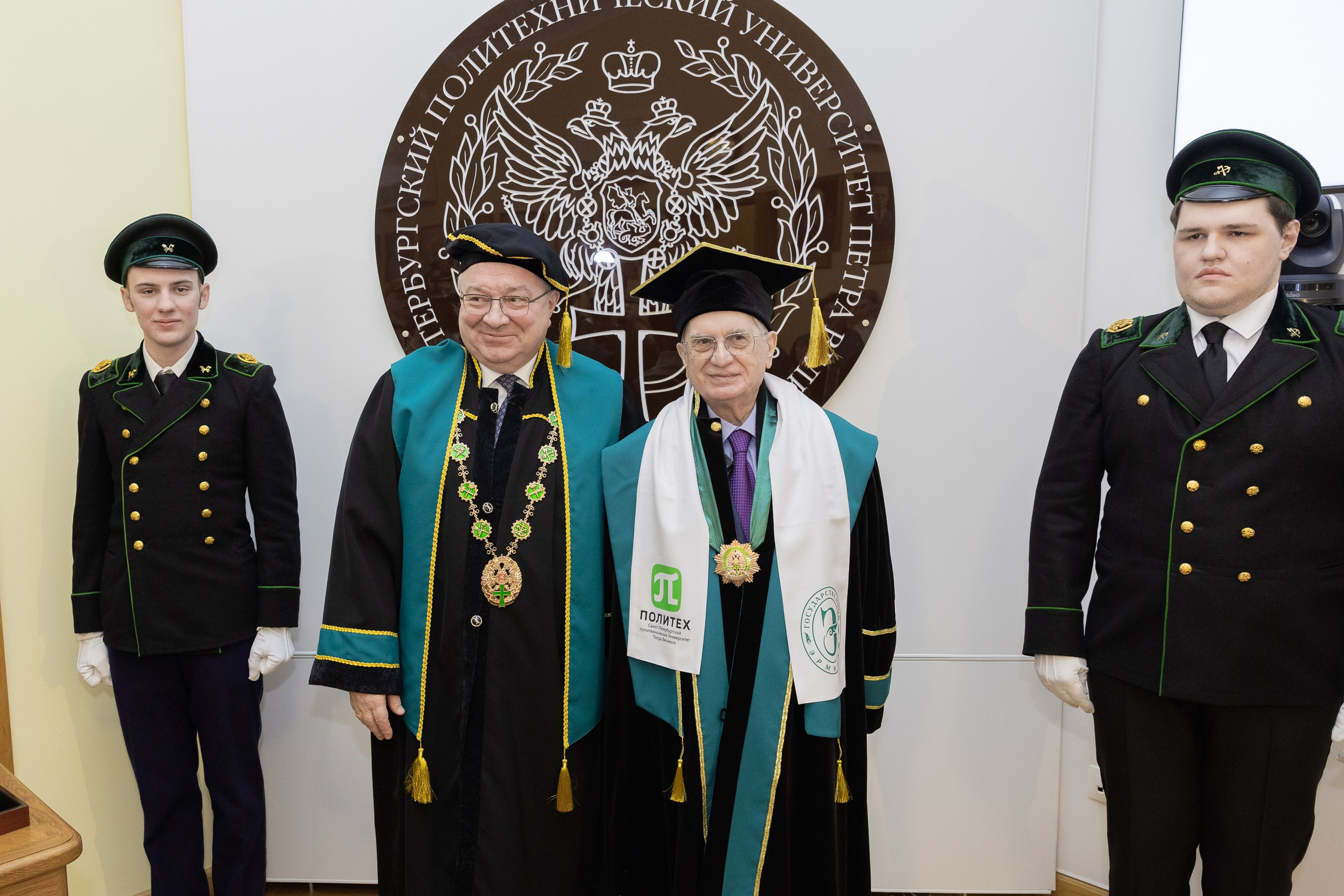 Вручения Мантия Почётного доктора директору Эрмитажа Михаилу Пиотровскому. Cup of Bib