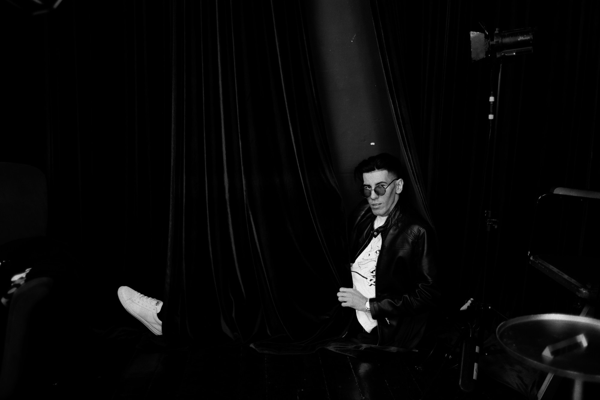 Мужской портрет в Тюмени: стильная студийная фотосессия. Портретный фотограф Тюмень Дарья Мустафина