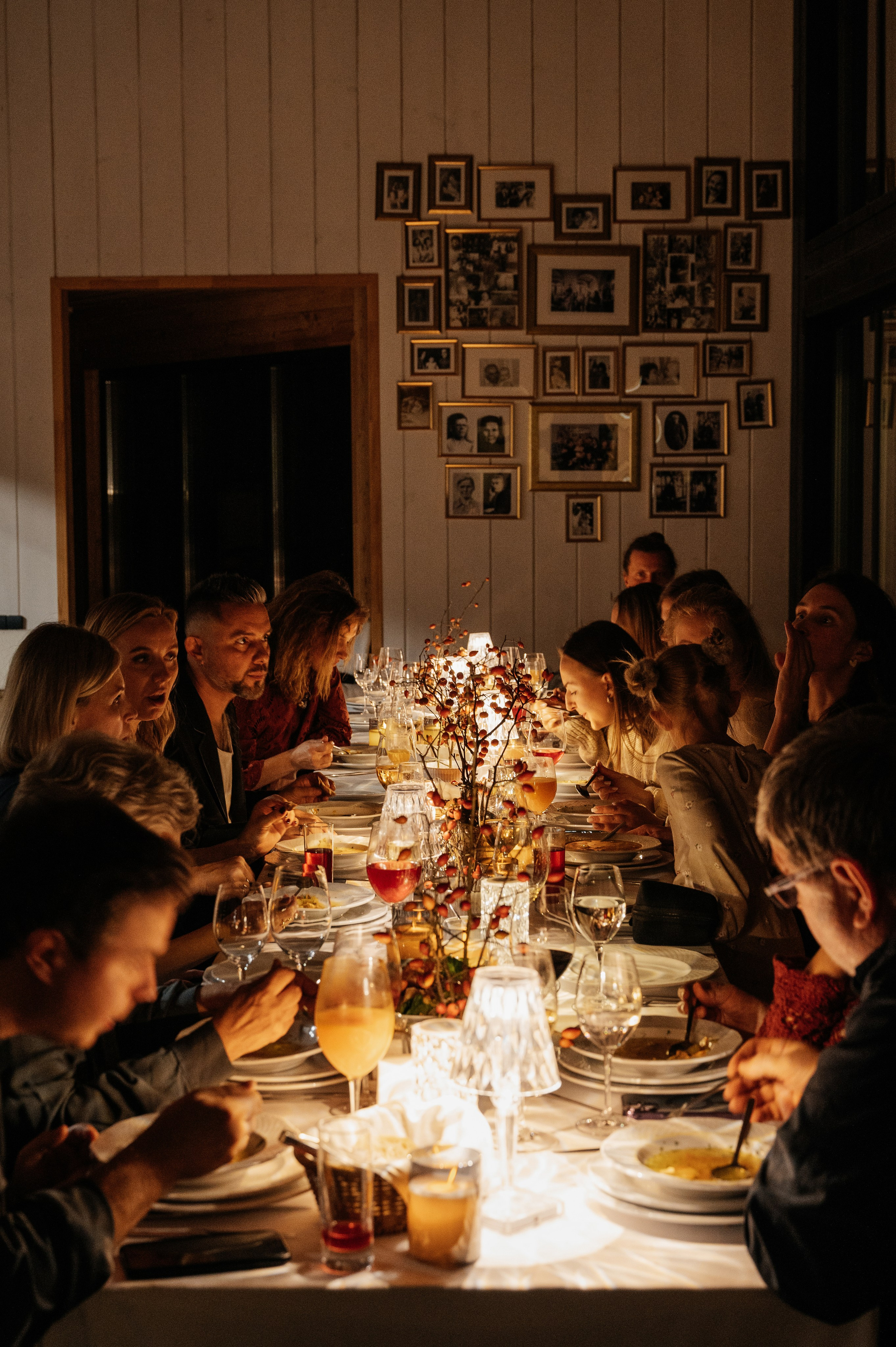 Невероятно атмосферный семейный ужин. Wedding photographer in Moscow and around the world Andrey Medvednikov