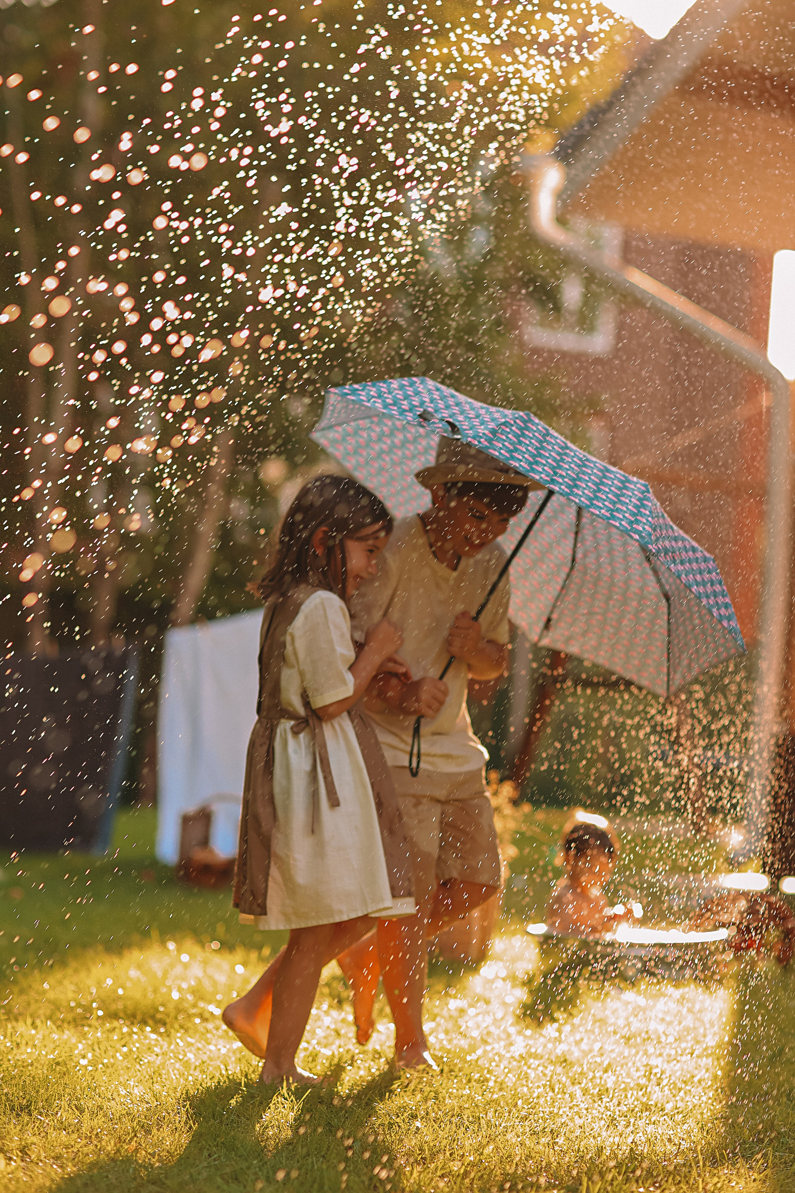 Стирка у дома. Семейный фотограф Тюмень, фотограф на роды Салмина Мария