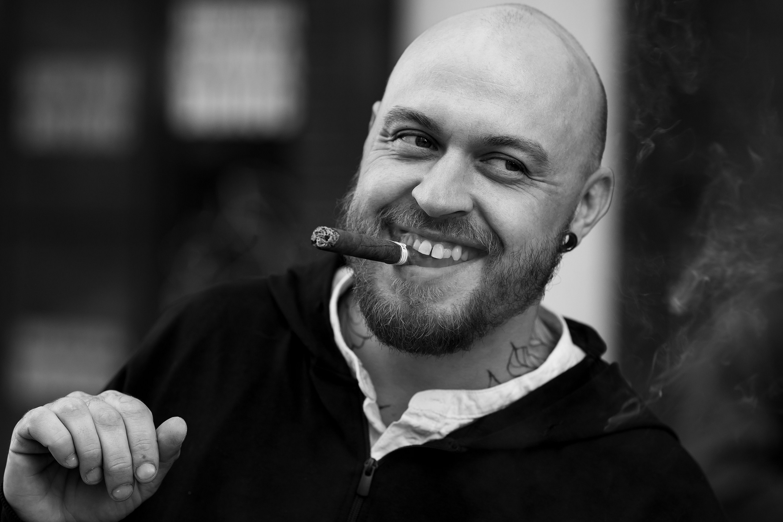 Крутое фото с сигарой в чб.