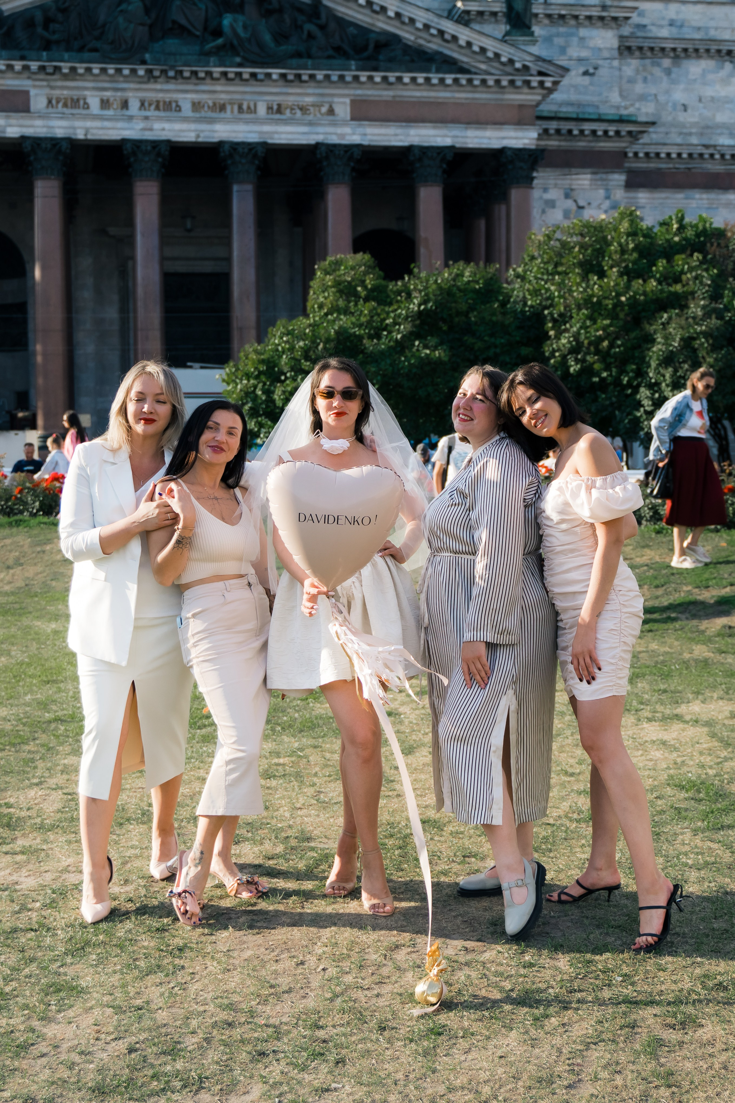 Фотосъемка девичника, встреча девушек, веселые женские портреты