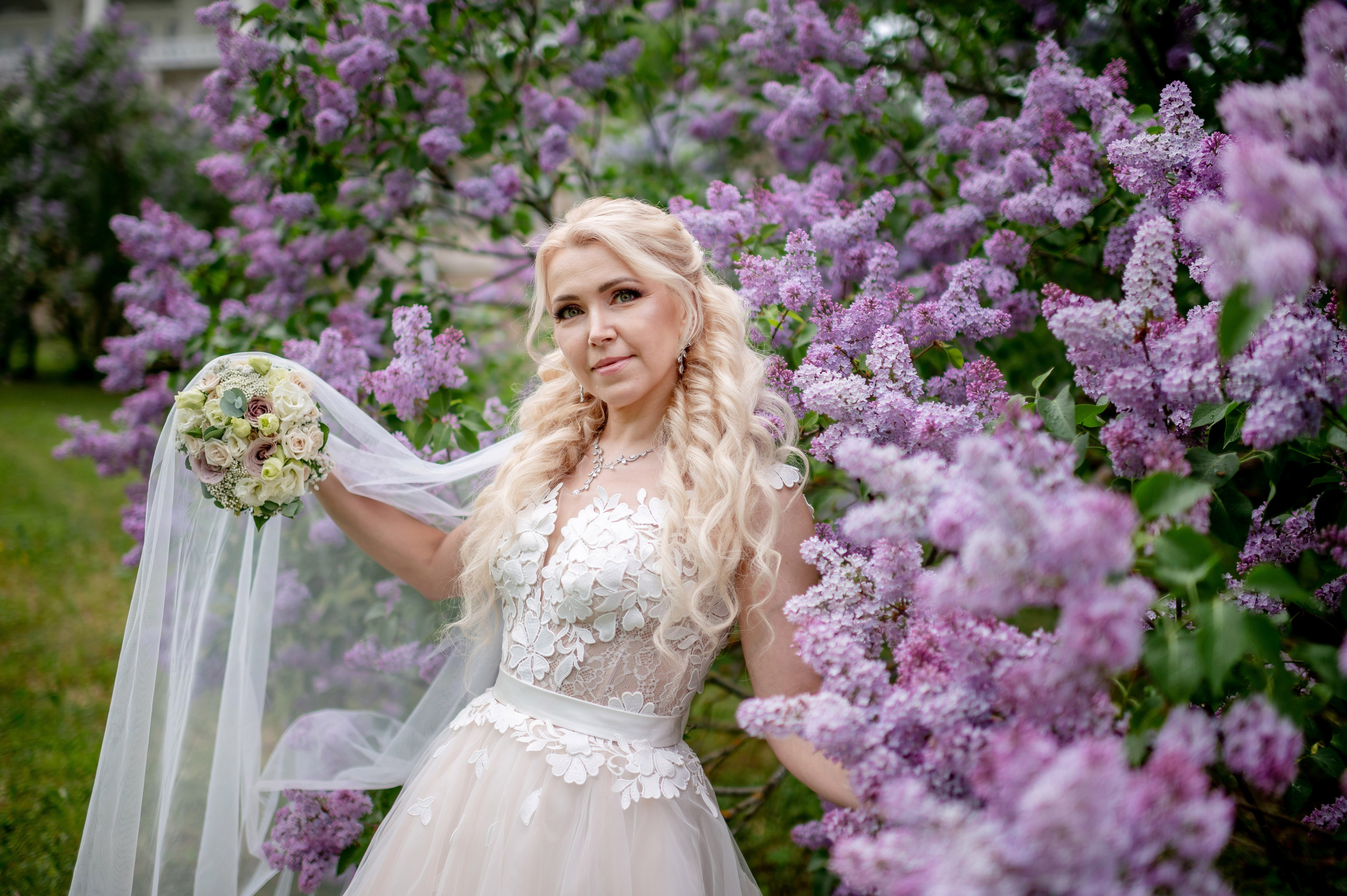 Евгения (фотосессия с малиновым chevrolet camaro, в сирени в Пушкине в Екатерининском парке). Портретный, семейный и свадебный фотограф в Санкт-Петербурге и в Пушкине Ширяев Денис