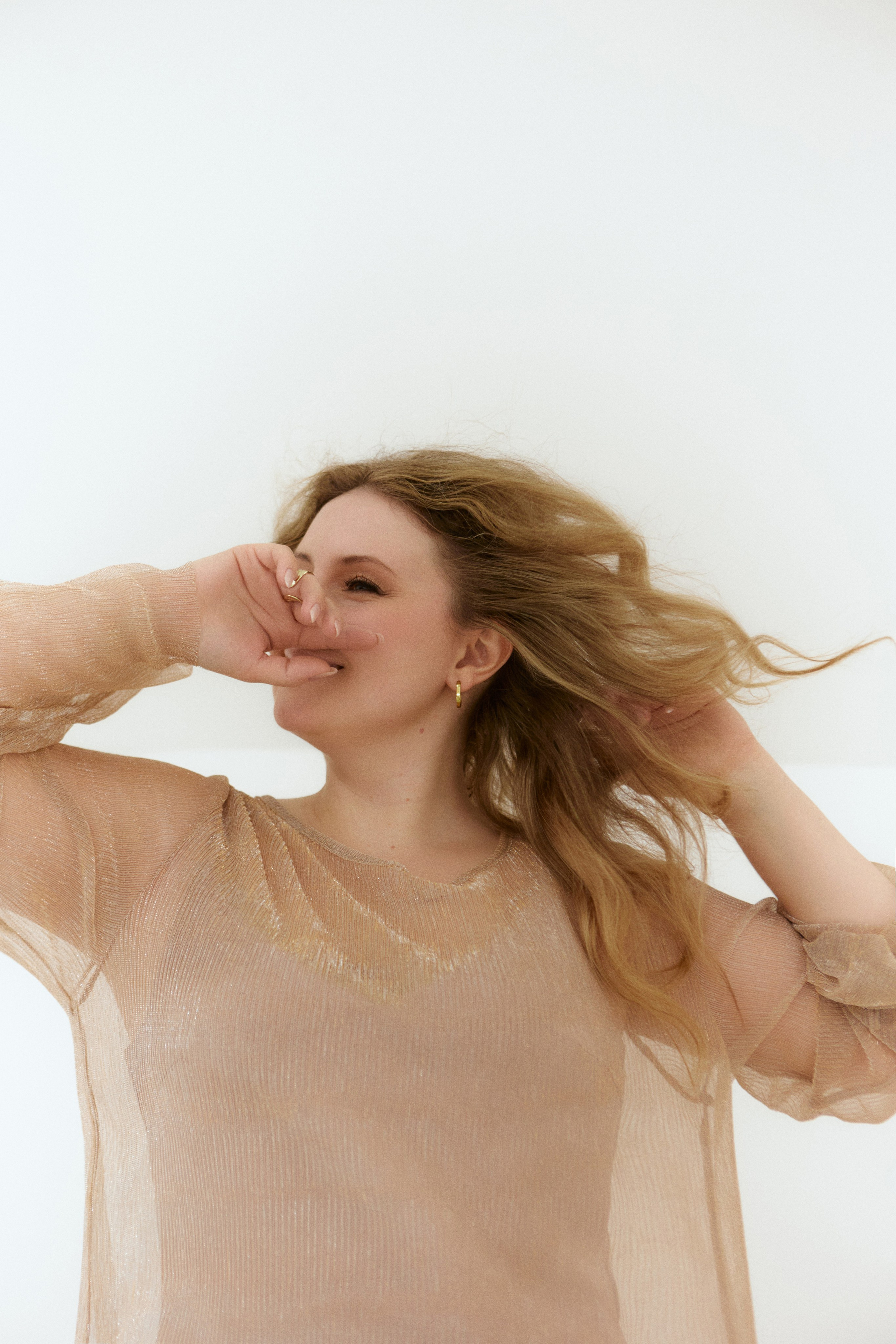 нежная женская портретная фотосессия в студии, портретный фотограф в Москве