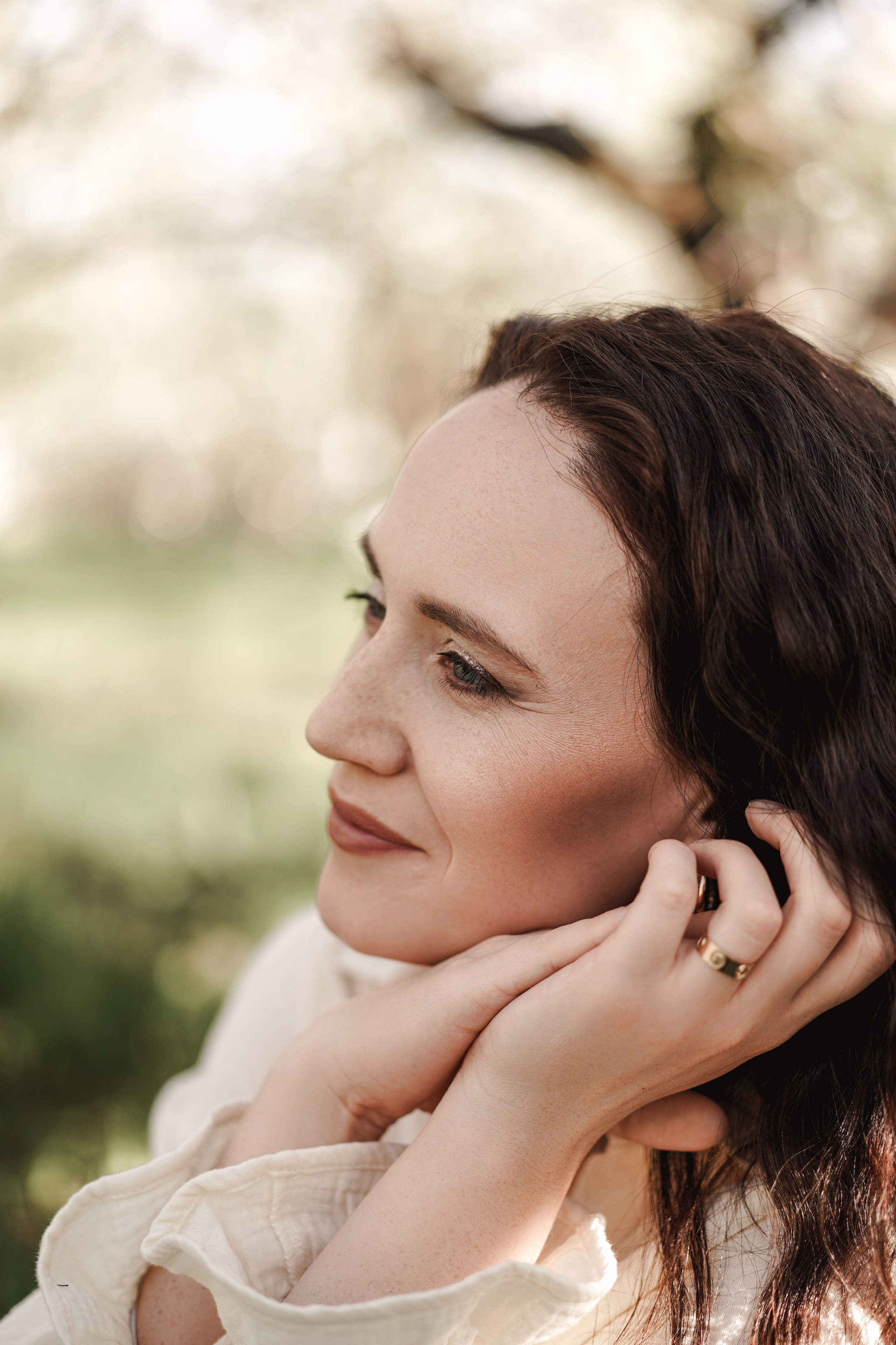 Семейная фотосессия на цветущих садах. Свадебный фотограф в Ростове-на-Дону. Таинство Крещения и Венчания, семейные фотосессии. Алёна Чёботова