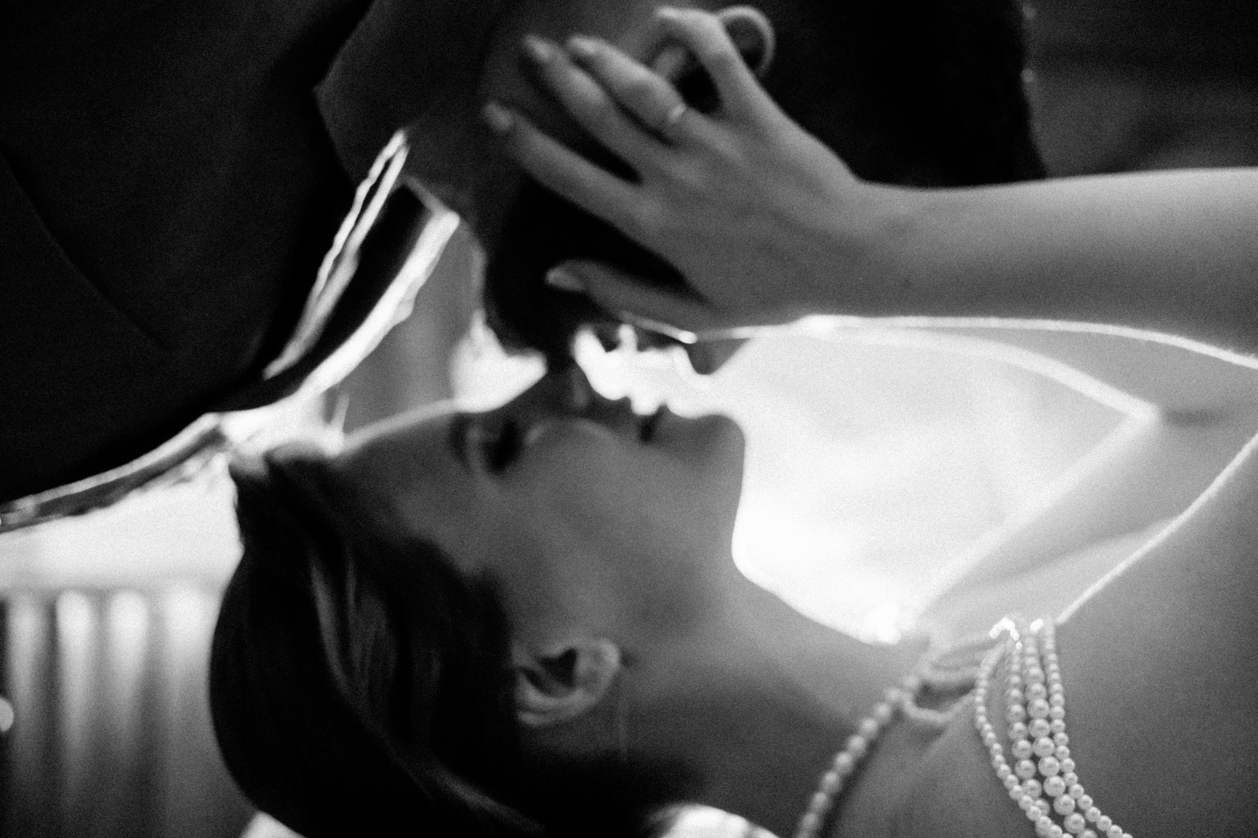 Черно-белое фото невесты, прижавшейся к жениху.