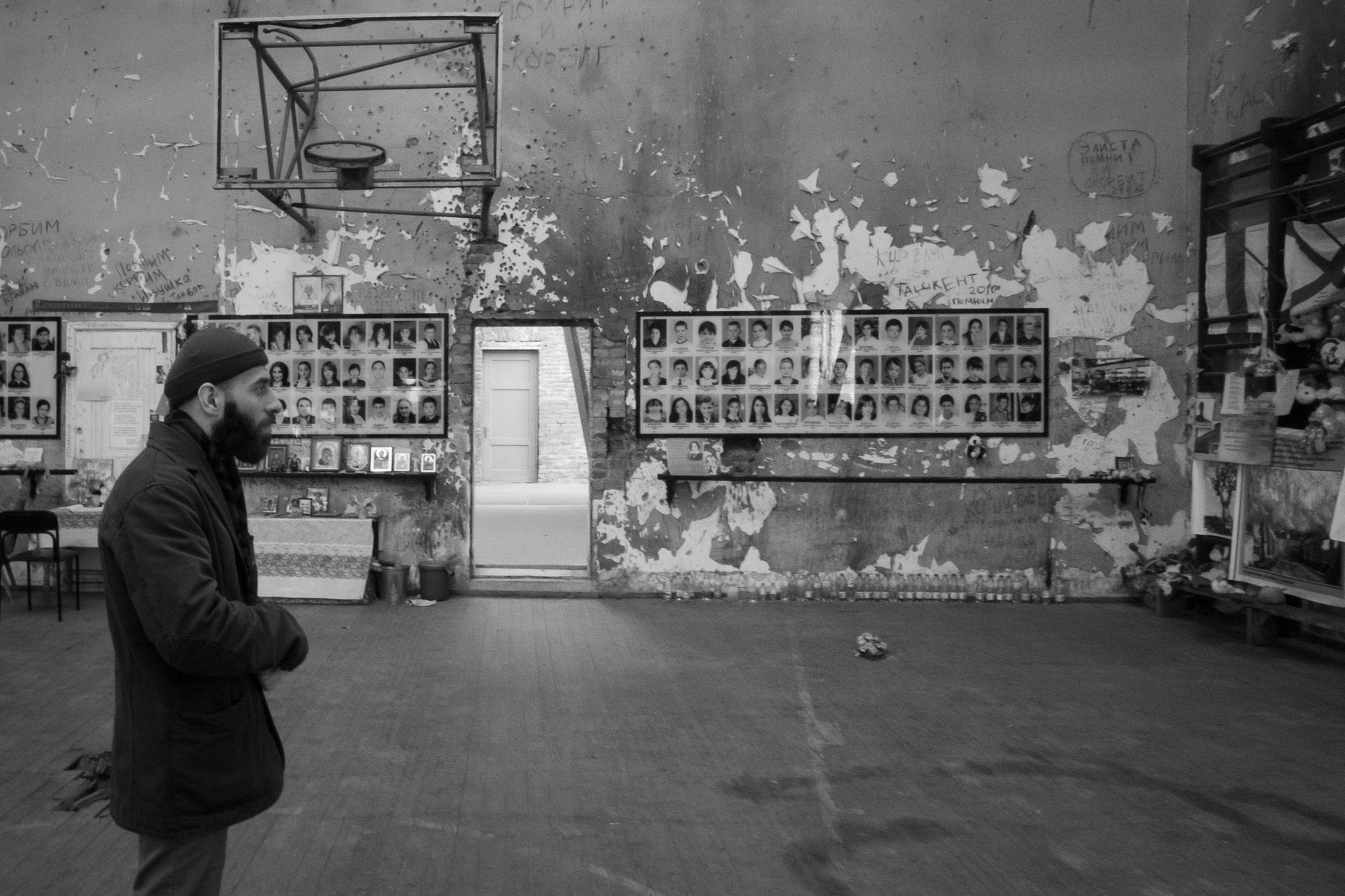 Школа № 1, г. Беслан. Была захвачена террористами 1 сентября 2004 года. Фотограф Алексей Скоробогатько