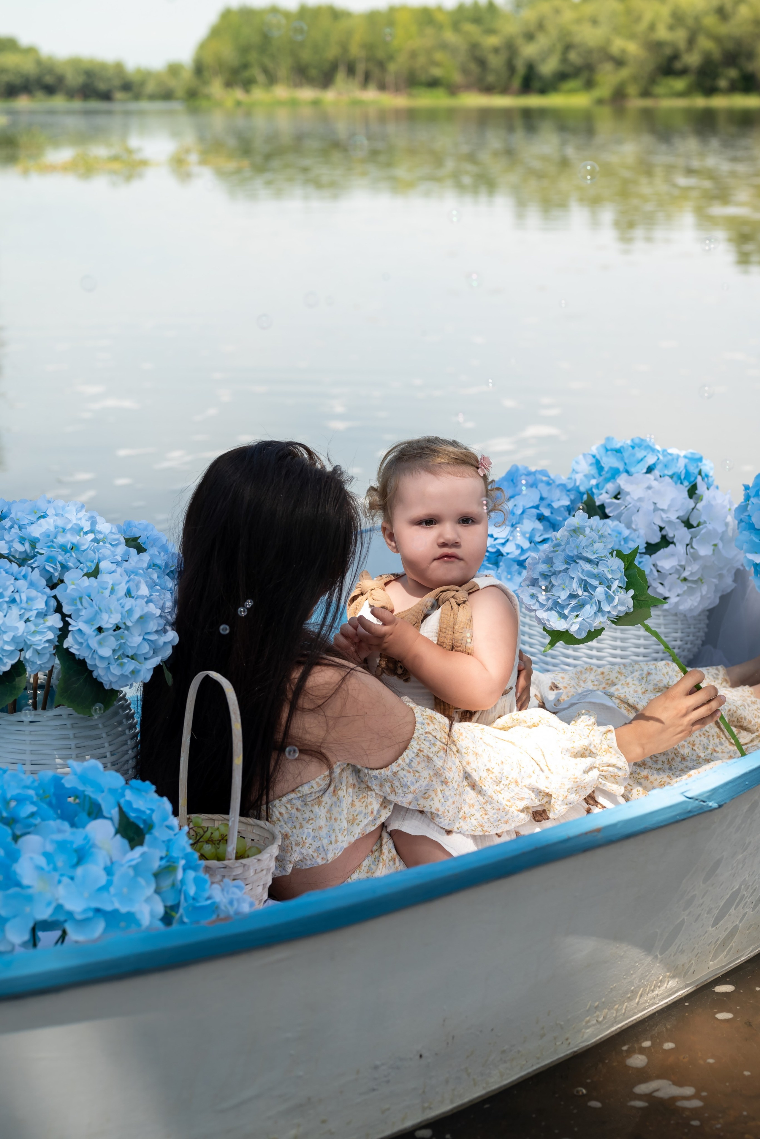 Фотопроект на лодке с голубыми гортензиями. Фотограф в городе Салават