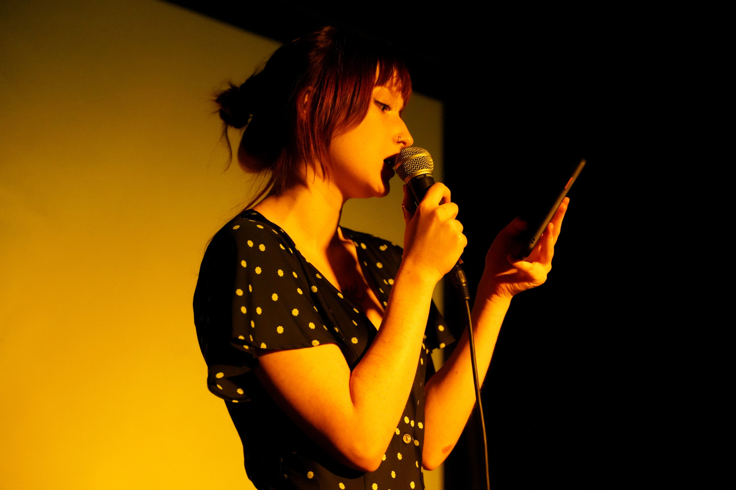 Поэтический вечер в Москве. Репортажный и портретный фотограф в Москве Анастасия Нетунаева