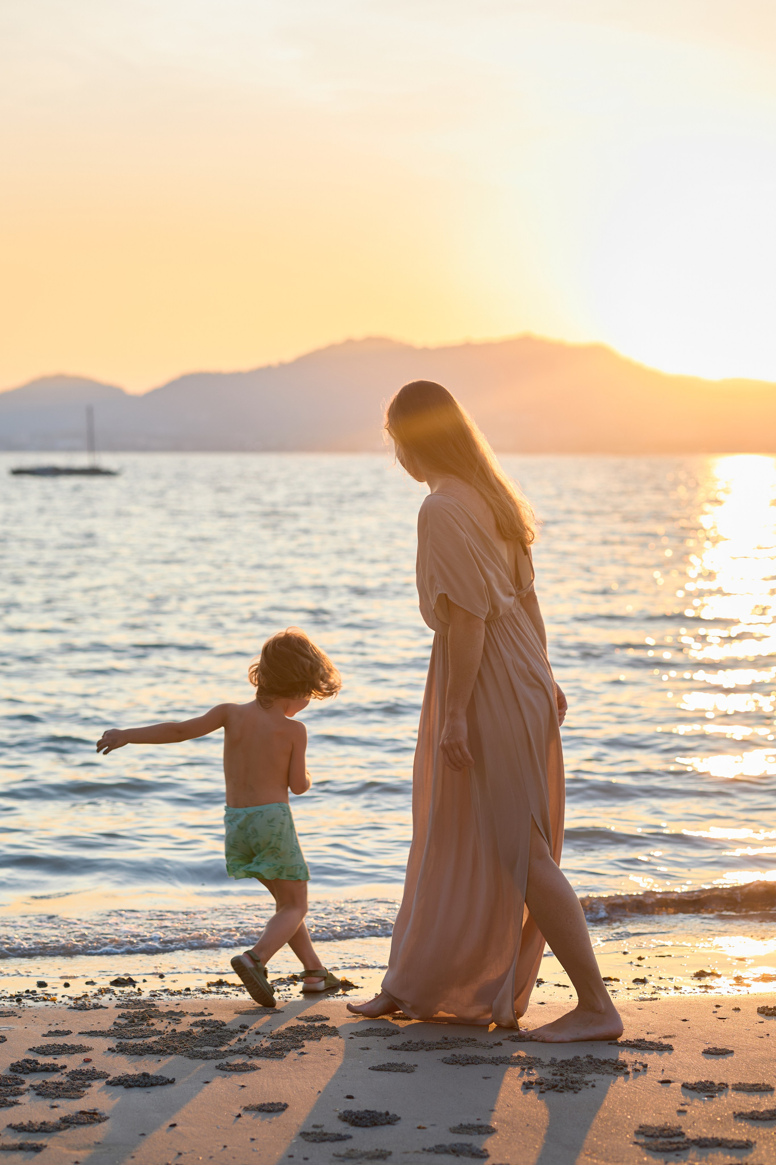 Съёмка мамы с дочкой на море