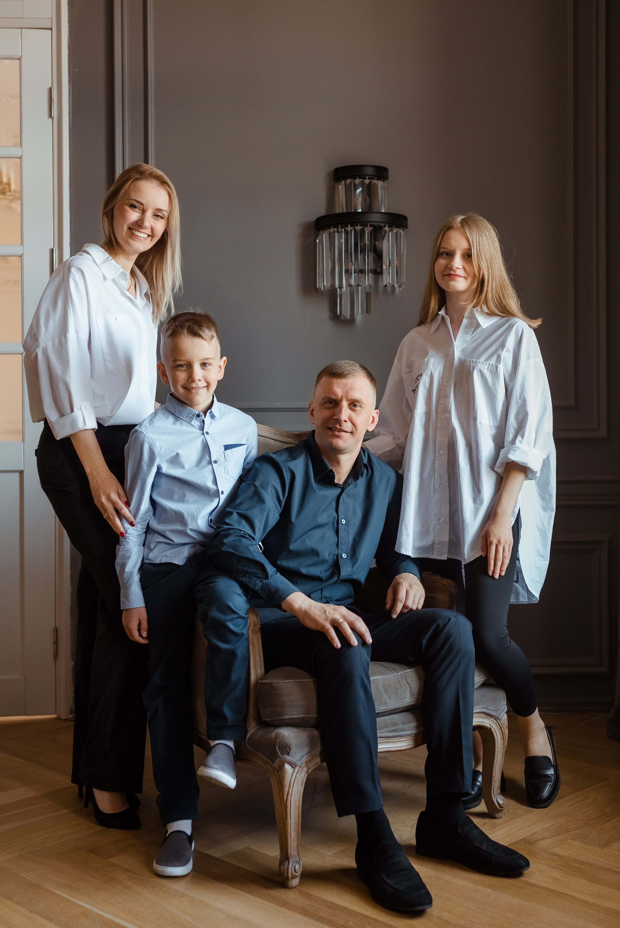 Фотосессия большой семьи в студии в Санкт-Петербурге. Фотограф Юлия Кондратьева