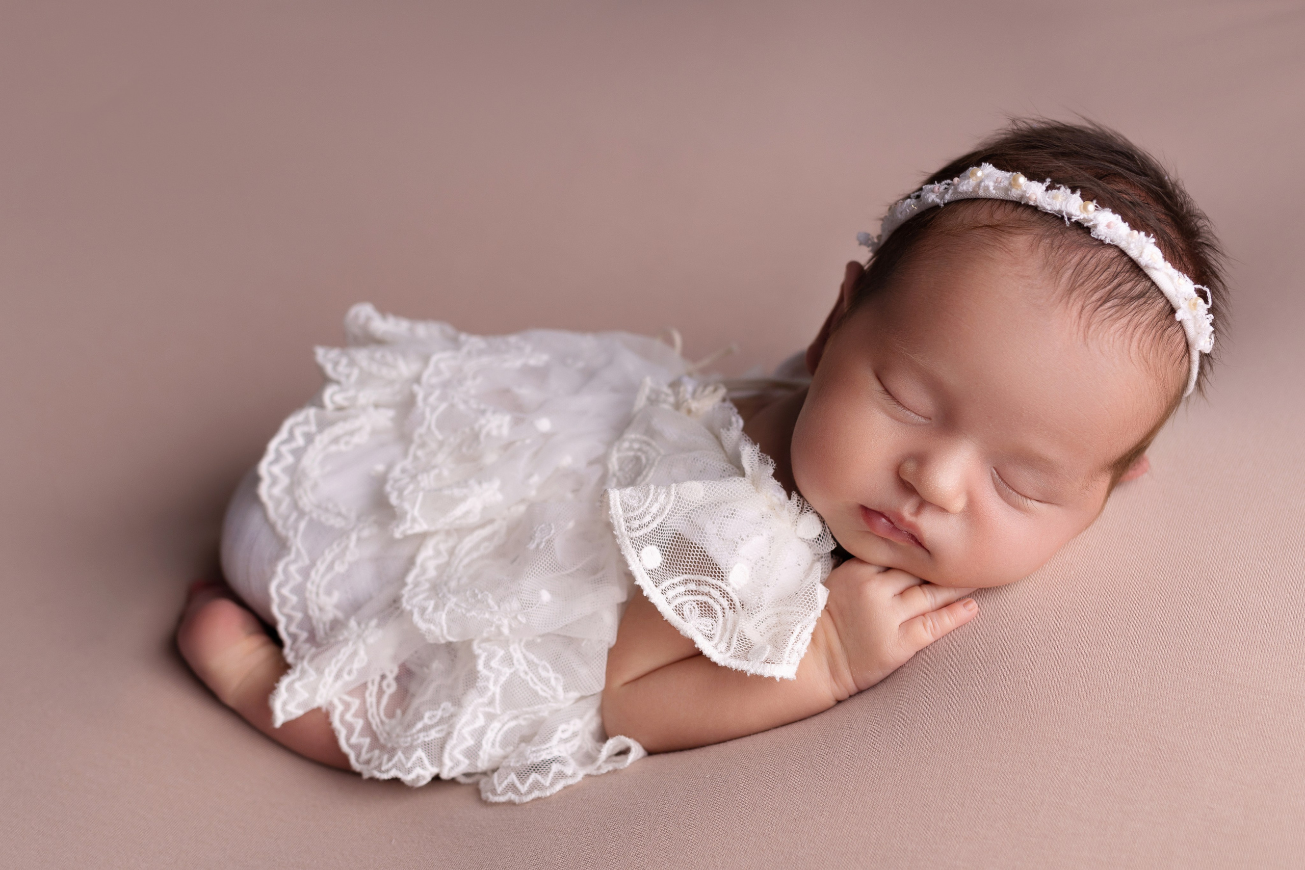 Классическая фотосессия малыша. Фотограф новорожденных малышей в Омске и Омской области Эльвира Камаева