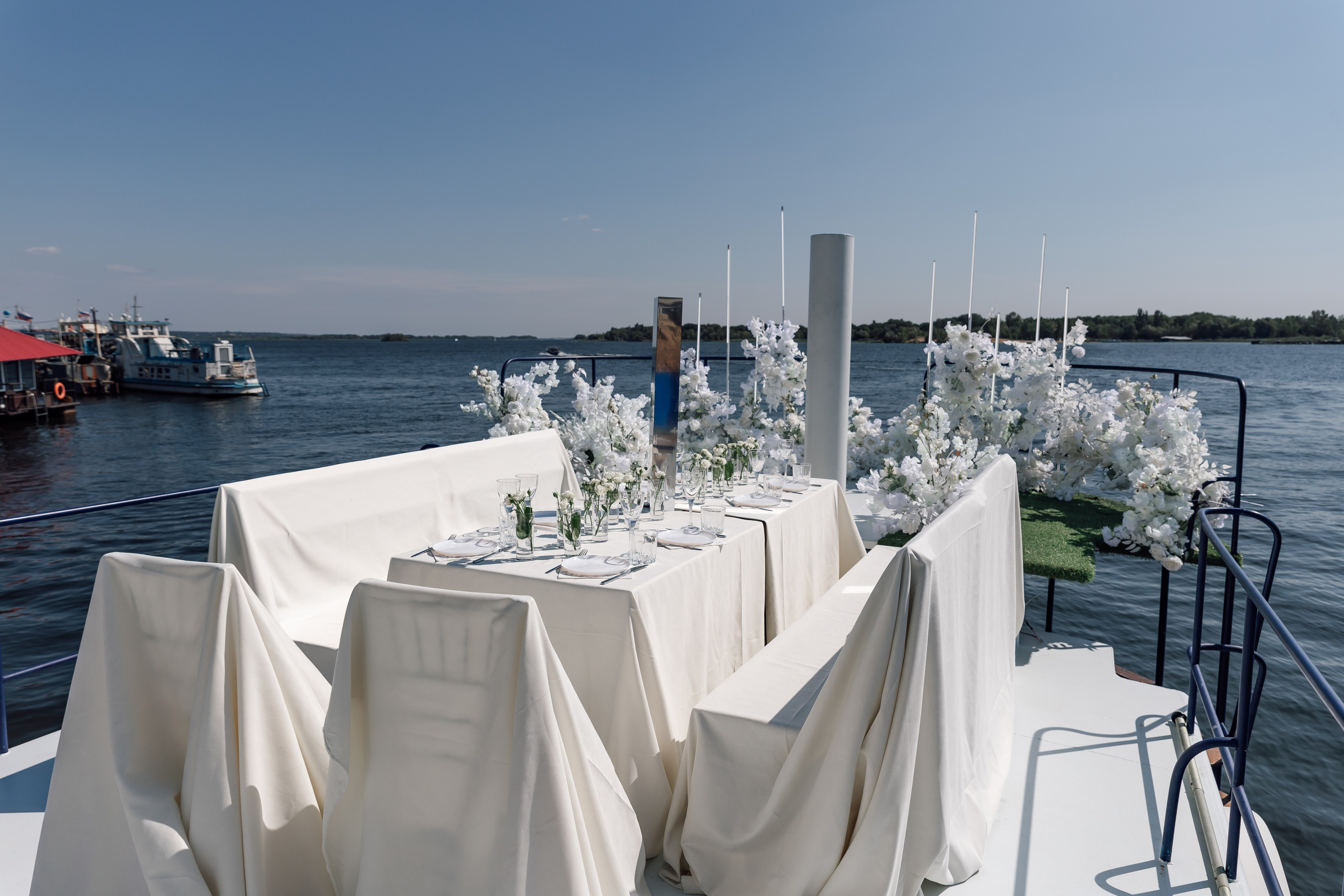 Александра и Геннадий. Яхта. Свадебный фотограф в Саратове