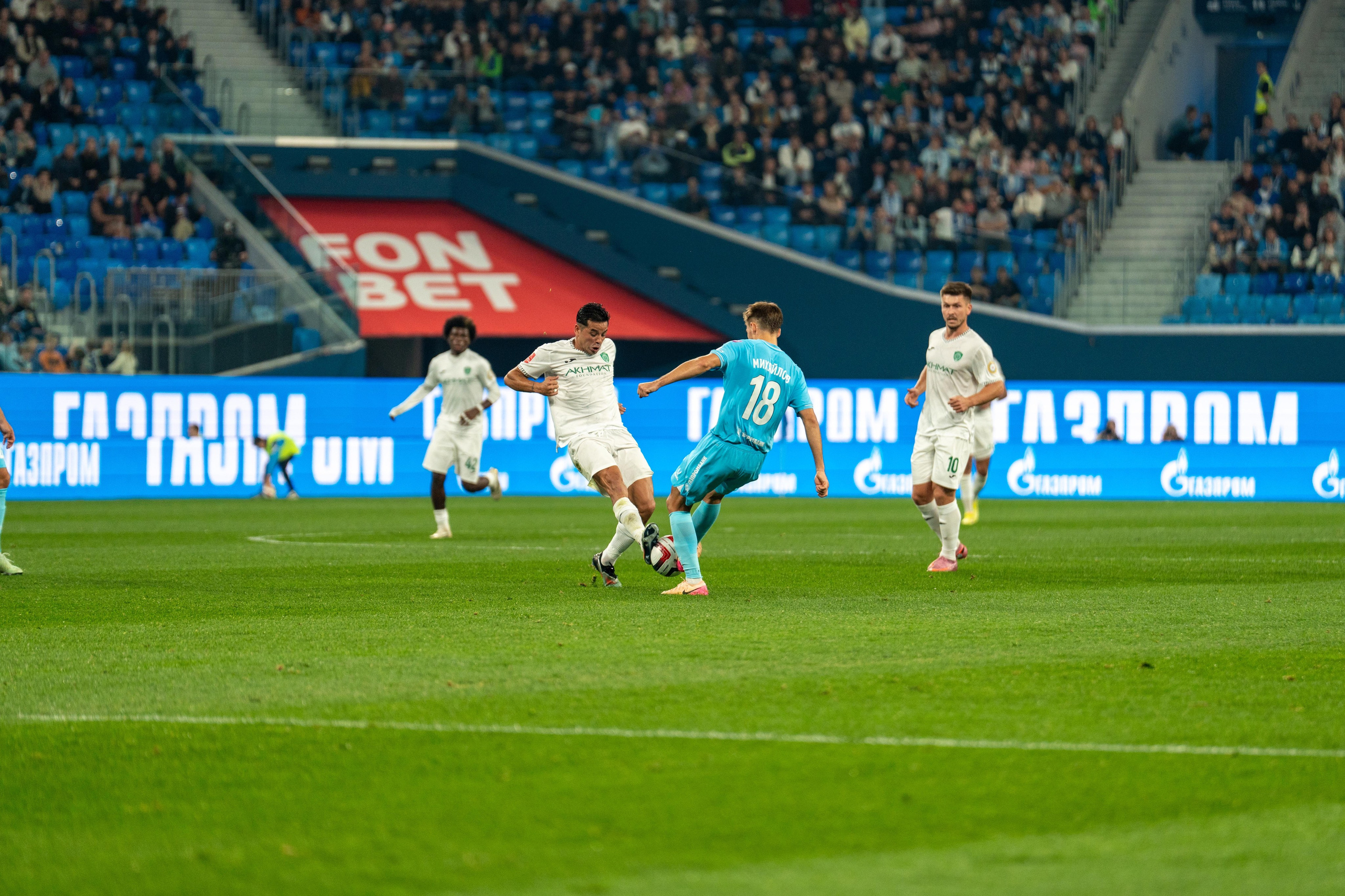 Игровой момент футбольного матча Зенит–Ахмат на Газпром Арене