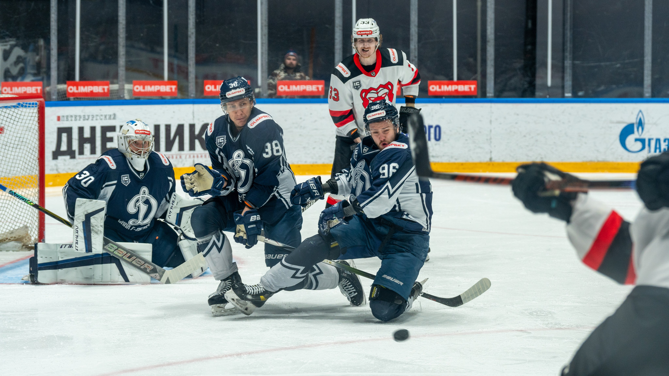 Хоккейный матч «Динамо» СПб — «Молот» Пермь: напряжённый момент у ворот в объективе репортажного фотографа Санкт-Петербурга.