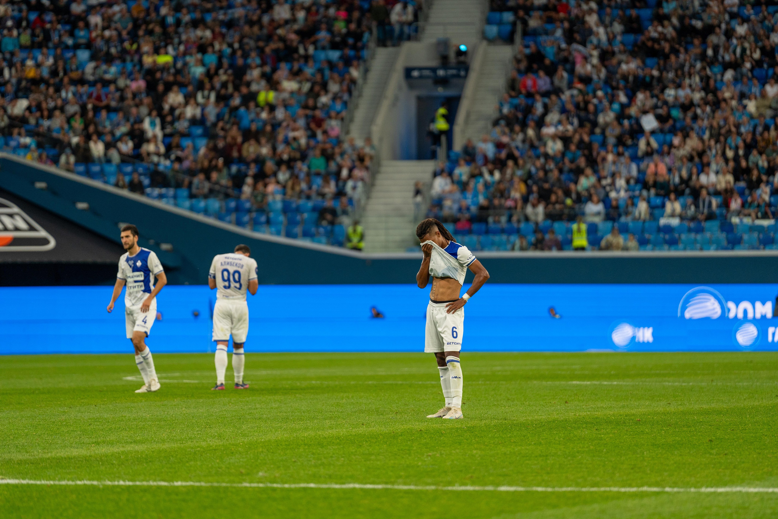 Репортажный фотограф спорт съёмка: расстроенные игроки «Динамо» на Газпром Арене