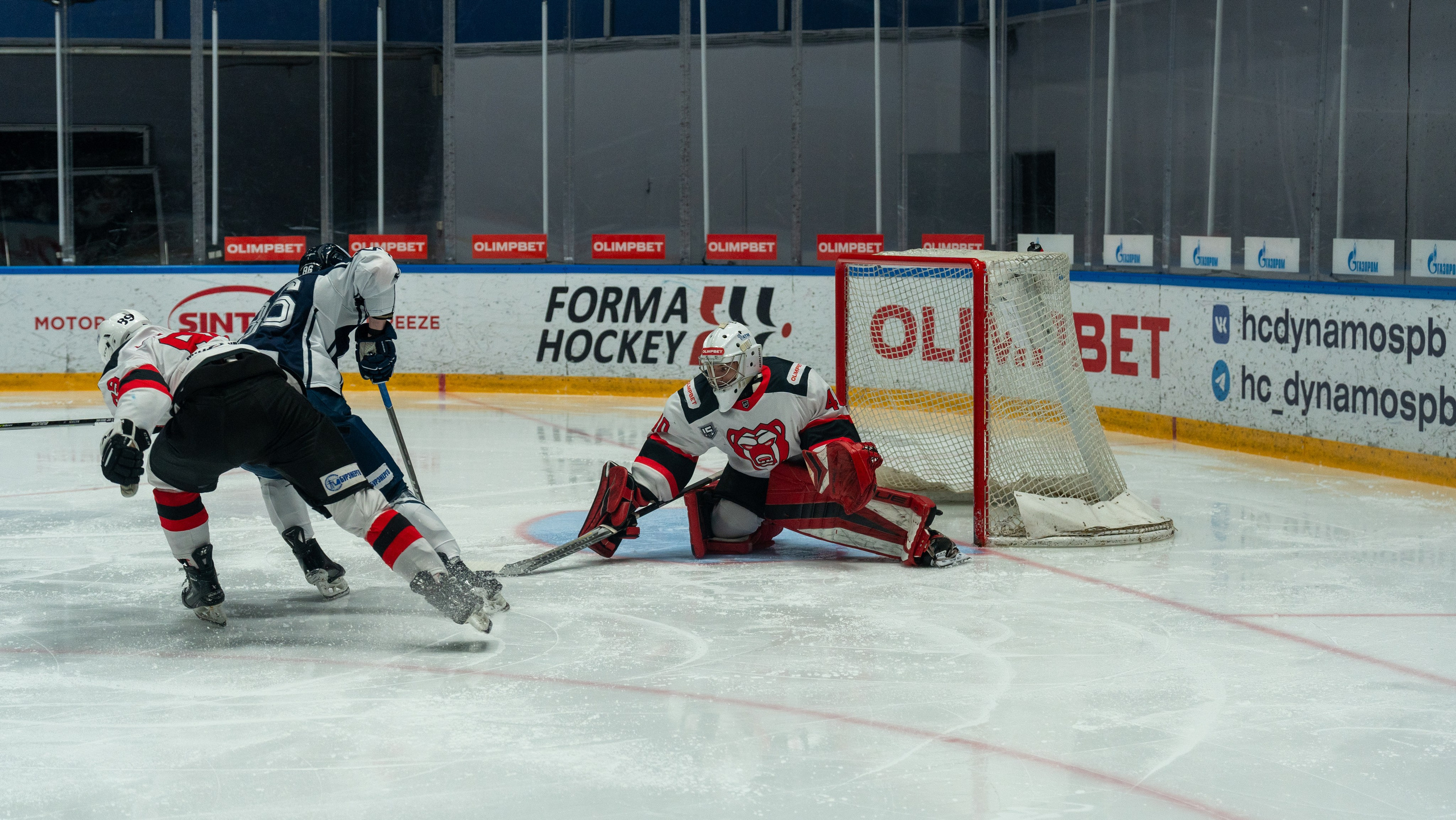 Нападающий «Динамо» пытается обойти защиту и вратаря «Молота». Спортивная фотосъёмка, репортажный фотограф, Санкт-Петербург.