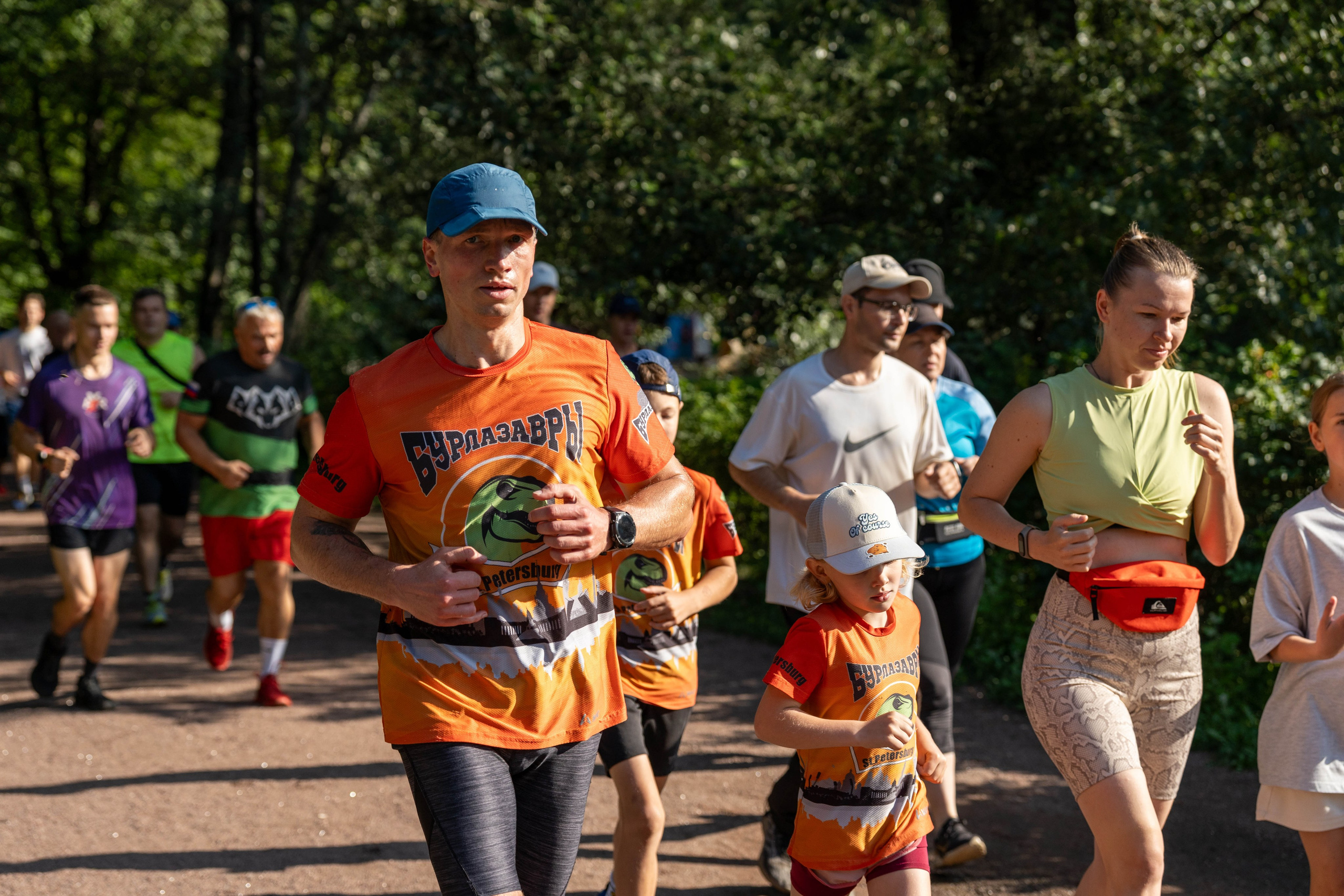 Репортажный снимок бегунов на забеге «5 вёрст» в Московском парке Победы